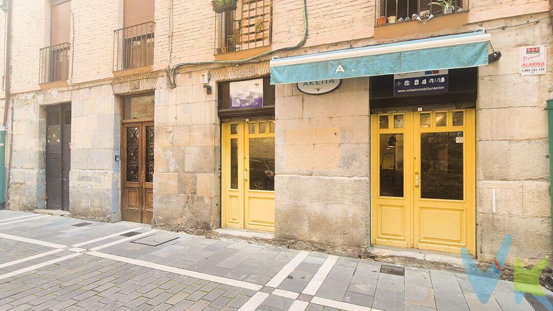 
Local en venta en pleno casco antiguo de Pamplona, Ubicado en una calle tranquila pero con mucho tránsito, junto a la escuela de idiomas y cerca de la catedral. En un edificio rehabilitado por completo y con ascensor. ( Libre de derramas y cesiones). De 100m2 construidos tiene licencia en vigor de degustación de café. Dispone de dos puertas de acceso desde la calle compañía hacia la zona de atención al público, 2 aseos, otro espacio con encanto, oficio y acceso a  patio trasero. Está disponible el local contiguo para almacén o  ampliación del negocio. 
 