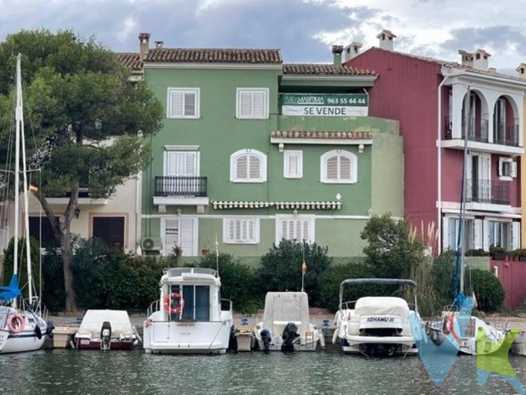 ¡Todo un lujo a sólo 4km de Valencia en un entorno de ensueño! Situada en una zona privilegiada, Port Saplaya. Casa de 90m2 de planta, con VISTAS al MAR... Sus 314m2 construidos se distribuyen en 4 plantas. A la planta baja, a pie de calle, se accede desde una terraza orientada al norte. Una vez dentro el distribuidor da acceso a la zona de día: a la derecha la cocina-comedor con salida directa a la terraza principal, un aseo de servicio, a la izquierda las escaleras de acceso al resto de plantas y al frente el gran salón desde al que se accede a una terraza de casi 15 metros de largo orientada al sur. La luz del sol inunda cada rincón de esta casa y las vistas son realmente deliciosas: De norte a sur todo el puerto interior de Port Saplaya y en el centro de ésta, vistas abiertas hasta la salida de los barcos al mar. Ya en la primera planta encontramos 3 habitaciones dobles, la principal con vestidor y baño privado, las otras dos habitaciones comparten el segundo baño situado en esa planta. En la segunda planta una habitación más con vestidor y baño en suite, otra habitación doble actualmente con uso de despacho y una increíble terraza descubierta. El sótano cuenta con espacio para aparcar ampliamente 2 coches además de un amplio espacio con una sala de estar y dos cuartos trasteros que bien podrían ser utilizados como sala de juegos, bodega y/o lavandería. P.V.P : Los honorarios que el comprador deberá abonar a la agencia así como los gastos de notaría, registro e impuestos no están incluidos en el precio de venta.