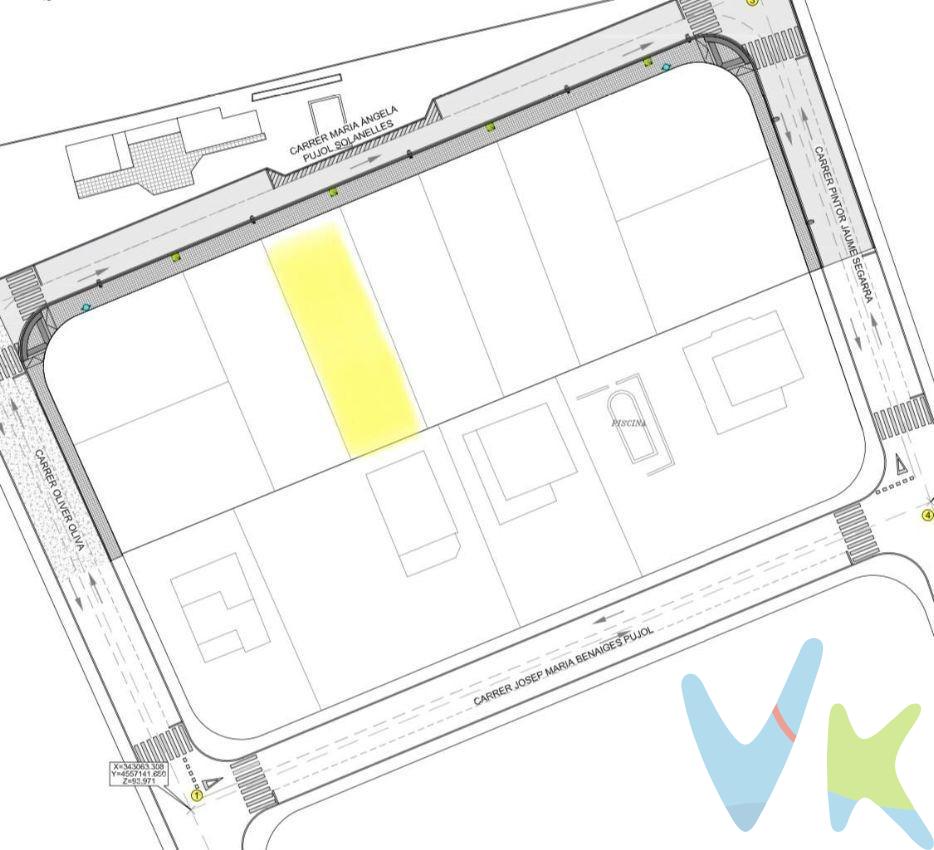 Oportunidad: Terreno urbano en venta en Mas Carpa. Les presentamos en exclusiva la posibilidad de construir su vivienda en la sofisticada urbanización Mas Carpa de Reus. Se trata de un solar edificable totalmente plano de 417 metros cuadrados. Además, se incluye proyecto técnico de edificación visado para la construcción de un chalet unifamiliar. Los suministros de  agua, luz y gas se encuentran a pie de parcela. Estudio geotécnico disponible. La calle ha sido recientemente acabada de asfaltar y ya se otorgan los permisos para iniciar cualquier construcción. Contacte con nosotros, le atenderemos encantados.