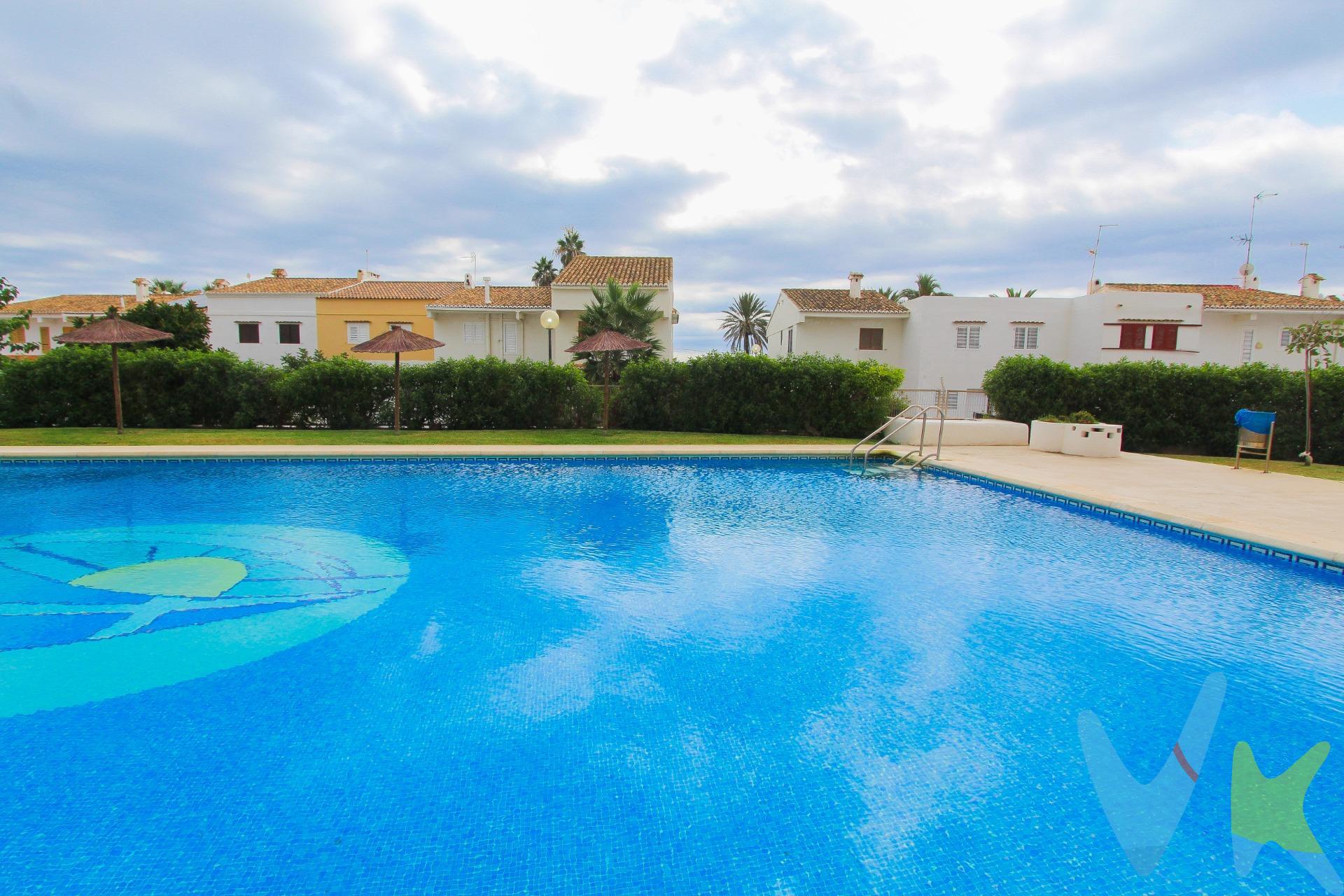 Imagina tu casa en primerísima línea de la playa de El Puig con vistas al mar, a 15 kilómetros al norte de Valencia perfectamente comunicada por autovía. Lista para disfrutar y celebrar la vida, con acceso privado al paseo marítimo y la mismísima arena. Con un encantador jardín que tiene su fachada propia al mar. Un poco de deporte o un estimulante paseo por la playa a primera hora de la mañana es un lujo a tu disposición. Esta magnífica propiedad es perfecta para tu gran familia, dispone de una sala principal que se abre con naturalidad a la zona ajardinada privada, también las dos terrazas superiores permiten la misma experiencia desde las habitaciones, y la extraordinaria buhardilla dispone de vistas tan espectaculares como relajantes. Todo ello crea una armoniosa experiencia de vida interior-exterior. En la primera planta encuentras  4 habitaciones,  y dispone además de una amplísima y luminosa buhardilla hábil para 2 o más habitaciones extra, para un despacho enorme, o para un estudio luminosísimo. La buhardilla dispone además de su propia terraza-solarium. La casa se completa con un sótano adecuado para todo el almacenamiento que puedas necesitar. El complejo “Play Puig” dispone de zonas comunes, con 4 diferentes piscinas disponibles. Es una urbanización consolidada muy disfrutada por las familias. A tan solo 15 minutos de Valencia, tan cerca de su vida comercial, cultural y de ocio, la casa es perfecta para vivir todo el año. El puerto deportivo Pobla Marina está a unos cientos de metros, con todos los servicios junto a sus 640 amarres, vela náutica y buceo. En el entorno hay numerosos centros comerciales y gran oferta en restauración y ocio. Su apreciada playa es el lugar ideal para desconectar, la ubicación es exclusiva, respira su aire puro y disfruta de la salida del sol cada día desde tu propia habitación o desde el bonito jardín. Es un trozo de paraíso, disfruta de su playa, su excepcional emplazamiento y todo ello a un paso de la ciudad. VENTA:. PVP 750.000€.  Gastos e impuestos no incluidos en el precio. La compra conlleva impuestos y gastos de formalización para el comprador. A título orientativo se informa que en segundas transmisiones el  ITP  con carácter general en  Valencia  es del  10%, pudiendo existir otros tipos impositivos atendiendo a  las circunstancias  personales del comprador u otras circunstancias previstas legalmente. Base imponible del impuesto el mayor valor entre el precio de compraventa, la tasación o el valor de referencia catastral. En cuanto a los gastos de  notaría y registro, en su caso,  suelen oscilar aprox; entre 1,5% y 2,5% (aranceles variables según precio, n.º de copias y complejidad). El comprador elige notario. Si el comprador precisase de  hipoteca: tasación, condiciones y costes bancarios serán según entidad elegida por el comprador, así como los gastos de gestoría, y cualesquiera otros gastos inherentes a la formalización de la compraventa que legalmente correspondan a la parte compradora, salvo pacto expreso en contrario con el vendedor. El consumidor tiene,  conforme a la normativa vigente, a su disposición información y documentación adicional relativa al inmueble y condiciones de la compraventa, que podrá ser consultada en C/Joaquín Costa 4, bajo 46005 Valencia o urbe2@remax.es. Honorarios de mediación inmobiliaria a cargo del  COMPRADOR: (3% del precio final de venta más IVA (21%), salvo otro pacto.); y  de VENDEDOR (según acuerdo con el mismo). . Se informa al consumidor que la agencia actúa como intermediaria inmobiliaria en la operación, estando cualquier eventual compraventa y sus condiciones sujeta a la aceptación expresa del propietario-vendedor y a la posterior formalización del correspondiente contrato. 