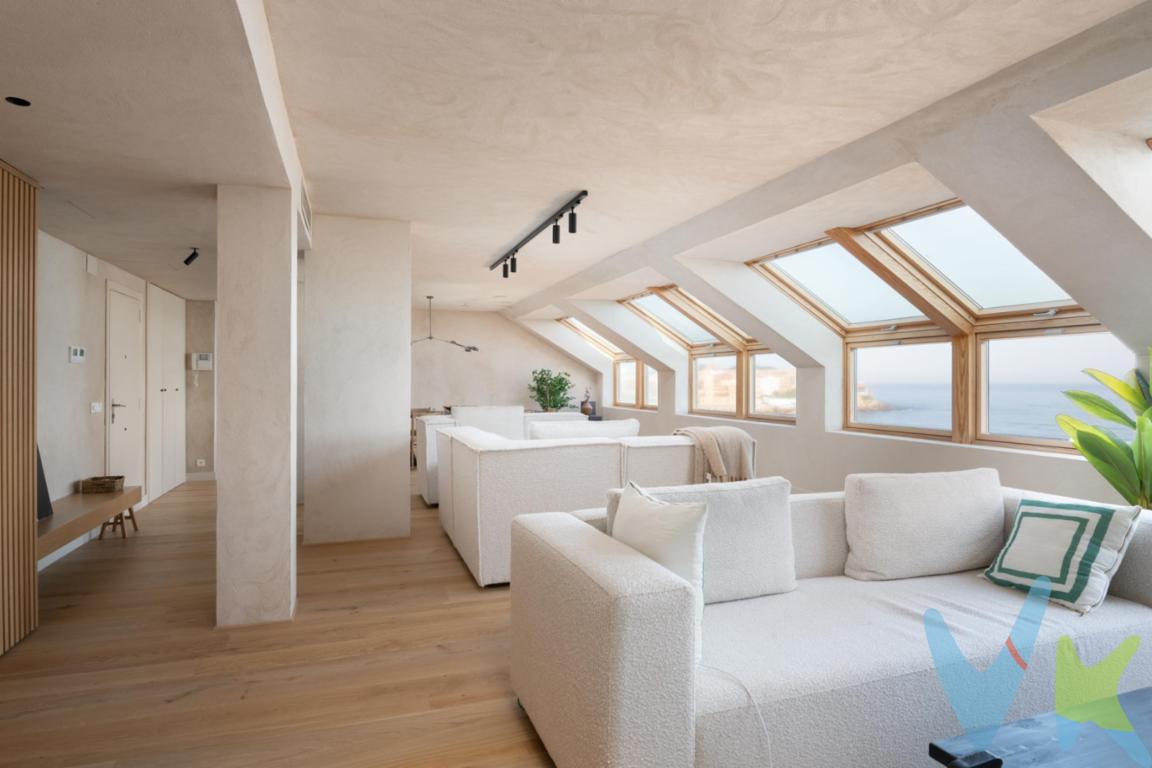  ✨ Vivir frente al mar en Gijón ✨Ubicado en un enclave privilegiado, en la Primera Línea de la Playa de San Lorenzo, en el corazón de Gijón, presentamos este exclusivo ático con impresionantes vistas al mar. Una vivienda única donde cada amanecer se convierte en un espectáculo y el sonido de las olas marca el ritmo de tus días.Es la única vivienda de la última planta del edificio, lo que unido a que los edificios colindantes son de menor altura, se traduce en una privacidad absoluta, con la sensación de aislamiento de una casa unifamiliar.Se presenta una oportunidad única para adquirir un impresionante piso ático en una de las zonas más codiciadas de Gijón, el Paseo Marítimo de la Playa de San Lorenzo. Esta propiedad no solo ofrece una ubicación inmejorable, sino también todas las comodidades y el espacio que usted y su familia pueden necesitar.Con un total de 230 metros construidos y 154 metros útiles, este espacioso piso se distingue por su amplitud y distribución inteligente. Distribuido en cinco habitaciones, cada estancia ha sido diseñada para ofrecer confort y funcionalidad, proporcionando un ambiente ideal tanto para la vida familiar como para el entretenimiento. Una propiedad singular, fruto de la unión de dos fincas registrales, convertida en una amplia y elegante vivienda que destaca por su gran superficie, su distribución funcional y la sensación de amplitud en cada estancia.Diseñada para quienes buscan un hogar diferente, esta vivienda ofrece múltiples posibilidades: amplios espacios de día, zona privada bien diferenciada, y la flexibilidad de volver a dividirla en dos viviendas totalmente independientes si se desea.Ubicada en la planta quinta de un edificio moderno, construido en el año 2002, la propiedad disfruta de espectaculares vistas al mar desde su posición privilegiada, en primera línea de la Playa de San Lorenzo, en el mismo Paseo Marítimo. Imagina despertar cada mañana con el horizonte marino como telón de fondo, una experiencia que pocas propiedades pueden ofrecer.Este edificio cuenta con ascensor, garantizando comodidad y accesibilidad para cualquier residente o visitante. No tendrá que preocuparse por las escaleras ni por la accesibilidad, facilitando así el acceso a todas las estancias de esta maravillosa propiedad.El salón principal se beneficia de una gran entrada de luz natural gracias a sus ocho enormes ventanales. La sensación de amplitud se ve complementada por una cuidada selección de acabados que aportan elegancia y calidez a la vez. Este espacio es perfecto para recibir invitados o simplemente disfrutar de momentos en familia.La cocina está equipada para satisfacer las necesidades más exigentes. Amplia y bien ventilada, es el lugar perfecto para explorar su creatividad culinaria y compartir momentos inolvidables. Su diseño moderno y práctico asegura que cada tarea doméstica se realice eficientemente, con espacio de sobra para almacenamiento.Cuenta también con un amplio trastero, lo que significa que el espacio no será un problema. Disponer de almacenamiento adicional es una ventaja incalculable para mantener el orden y la funcionalidad del hogar al máximo nivel y para almacenar cómodamente material de playa, bicicletas o equipamiento deportivo.A nivel de transportes, la ubicación es inmejorable. Las conexiones de tren y autobús se encuentran próximas, ofreciendo fácil acceso a toda la ciudad y alrededores. Esto hace que moverse por Gijón y disfrutar de todo lo que ofrece la región sea realmente sencillo y sin preocupaciones.Los servicios locales, incluyendo tiendas, restaurantes y áreas de ocio, se encuentran a escasos minutos a pie, lo que añade un valor incalculable a la calidad de vida de los residentes. La comodidad de tener todo lo necesario al alcance de la mano hace de esta ubicación un enclave muy buscado.En resumen, este magnífico piso en la zona centro de Gijón, en la primera línea de la Playa de San Lorenzo, la más representativa de Gijón, representa una perfecta combinación de ubicación y confort. Su moderna construcción, las impresionantes vistas al mar, junto a la amplitud de las habitaciones, lo convierten en una oferta irresistible. Te invitamos a visitarlo y a descubrir en persona todo lo que este maravilloso hogar tiene para ofrecer.No pierda la oportunidad de convertir este increíble ático en su nuevo hogar. Contáctenos hoy mismo para concertar una visita y déjese sorprender por lo que esta propiedad tiene preparado para usted.El precio no incluye el Impuesto de Transmisiones Patrimoniales ni los gastos de Notaría y Registro.A título orientativo, en segundas transmisiones, el comprador abonará el Impuesto sobre Transmisiones Patrimoniales (ITP). Para consultar los porcentajes del ITP en Asturias puede hacerlo a través de la web oficial de servicios tributarios del Principado de Asturias https://sede.tributasenasturias.es/sites/sede/default/es_ES/Que-quieres-hacer/Transmisiones-Patrimoniales-y-AJD. La base imponible será el mayor valor entre precio de compraventa, tasación o valor de referencia catastral. Gastos de notaría y registro según aranceles variables según precio, número de copias y complejidad.El comprador escoge libremente notario. El vendedor asume la plusvalía y el resto de gastos son del comprador. Si se precisa hipoteca: Tasación, condiciones y costes bancarios según entidad elegida por el comprador; así como los gastos de gestoría y cualesquiera otros inherentes a la formalización de la compraventa. De acuerdo con la ley, no se incluyen en el precio otros gastos o tributos que legalmente correspondan al comprador. Honorarios de intermediación inmobiliaria a cargo del vendedor.El consumidor tiene derecho, conforme a la normativa vigente, a disponer de información y documentación adicional relativa al inmueble y condiciones de la compraventa, accesible en la sede física de la Agencia Eurocasa Gijón, en Santa Doradía, nº 14-Bajo, en Gijón, o a través del correo electrónico info@eurocasagijon.com. La agencia actúa exclusivamente como intermediaria en la operación. Cualquier compraventa y sus condiciones quedan sujetas en todo caso a la aceptación expresa del vendedor del inmueble y a la posterior formalización del correspondiente contrato. El presente anuncio tiene carácter meramente informativo; la información suministrada se corresponde con la disponible a la fecha de publicación, pudiendo variar en función de las circunstancias o actualizaciones legales, contractuales y fiscales.