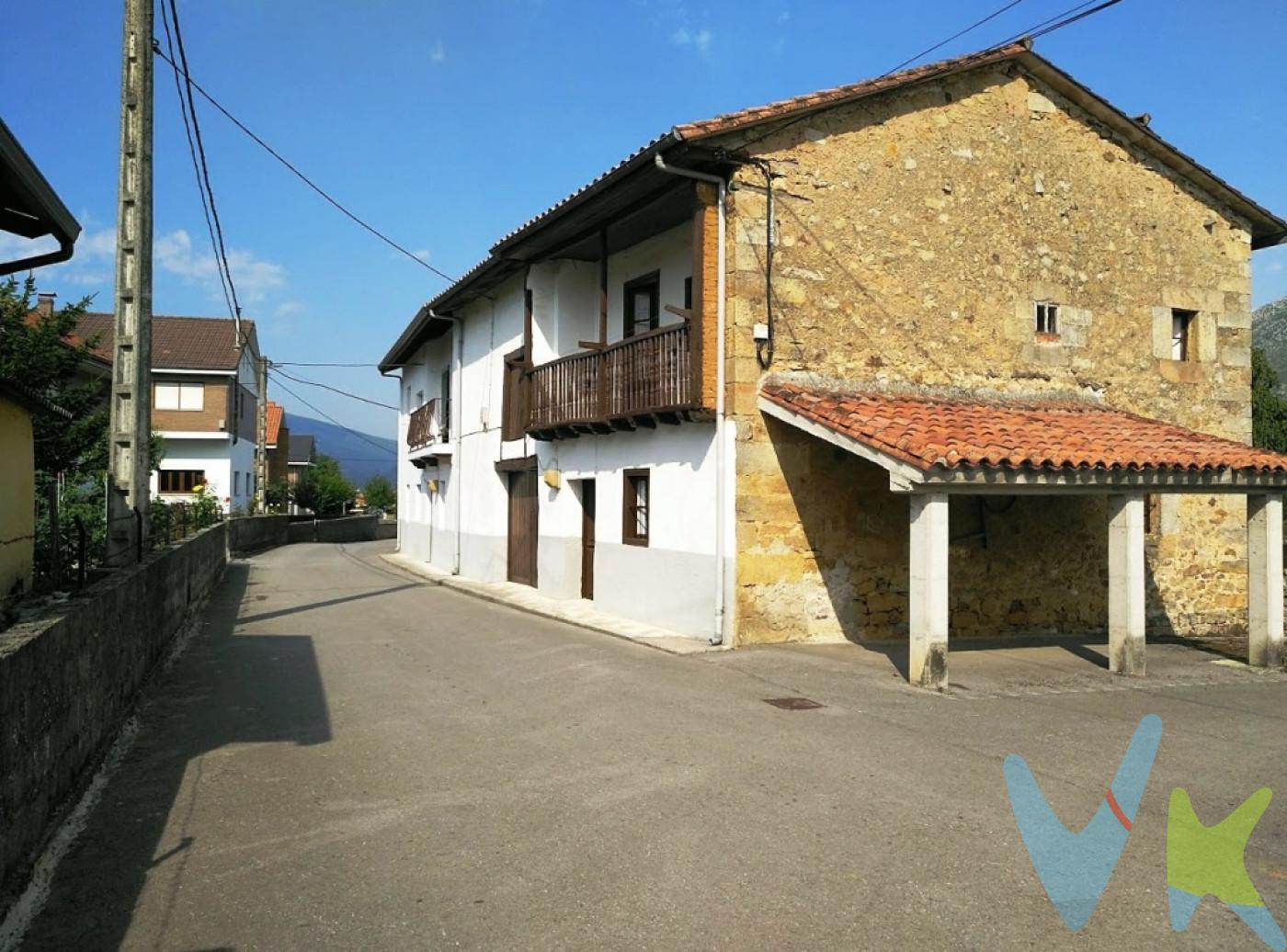 Preciosa casa Montañesa ubicada  en el barrio de Mata municipio de San felices de Buelna, localidad muy tranquila rodeada de naturaleza. La casa se encuentra en una zona tranquila , con amplias zonas de aparcamiento y de rápido acceso al centro del municipio donde encontramos todo tipo de servicios, como el colegio público Pero Niño, sucursales bancarias, farmacia, centro médico, tiendas de alimentación, locales de hostelería, parada de autobús. Alrededor de la vivienda encontramos amplias zonas verdes y parques infantiles. Antigua casa de dos plantas, con una superficie entre ambas de 100 m2. Adosados a ella tenemos una  cuadra con pajar con una superficie de 98 m2 que son ideales para incorporar a la vivienda. En uno de los laterales de nuestra vivienda  encontramos un porche que puede ser utilizado como aparcamiento y un pequeño jardín en la parte trasera. En la planta inferior de la vivienda encontramos el salón-recibidor, la cocina y una habitación, mientras que en la primera planta hay un distribuidor por el que se accede a los tres dormitorios con salida al balcón. Gastos de la transacción: Impuesto de Transmisiones Patrimoniales (tipo general 10%). Coste de la escritura y de su inscripción en el Registro de la Propiedad de cuenta del comprador, que no tendrá gastos de agencia inmobiliaria. Cédula de habitabilidad solicitada a la Dirección General de Vivienda y Arquitectura del Gobierno de Cantabria. Pendiente de despacho. . 