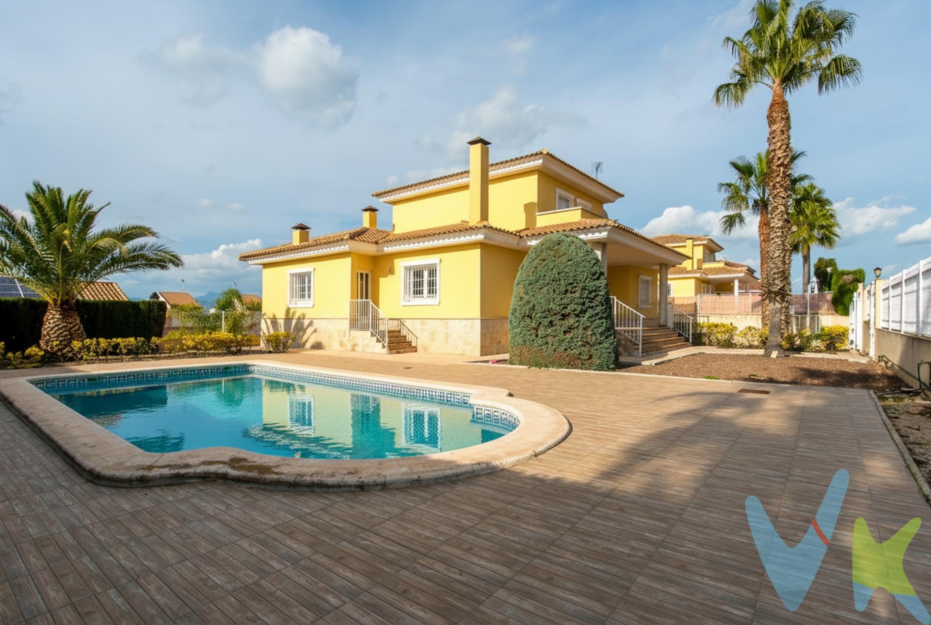 Crea el hogar que siempre has soñado en esta espectacular vivienda de tres plantas ubicada en la exclusiva zona de La Alcayna, ideal para quienes buscan espacio, comodidad y calidad de vida en un entorno tranquilo. La propiedad se asienta sobre una amplia parcela de 656m2. que cuenta con una magnífica piscina privada, perfecta para disfrutar del buen clima durante todo el año. En la planta principal encontramos un luminoso salón-comedor con chimenea, creando un ambiente acogedor y elegante. La cocina es amplia y funcional, equipada con lavadero independiente y despensa. En esta misma planta se ubica un dormitorio con baño en suite, además de dos habitaciones adicionales que comparten un baño completo. La primera planta dispone de dos habitaciones más y un baño, ofreciendo un espacio ideal para familia o invitados, con grandes armarios empotrados. En la planta sótano, la vivienda cuenta con un gran espacio diáfano con capacidad para varios vehículos, así como múltiples posibilidades de uso. La casa está equipada con calefacción de gas, aire acondicionado centralizado y persianas eléctricas en todas las estancias, garantizando confort y eficiencia durante todo el año. Una oportunidad única para vivir en una de las zonas más demandadas, con amplitud, privacidad y todas las comodidades. Comercialización en multidifusión:. Por mandato expreso del propietario, este inmueble se comercializa en multiexclusiva, lo que garantiza un acceso completo a la información, un servicio profesional y una gestión ordenada, sin interferencias de terceros. Si eres agente inmobiliario y tienes un cliente interesado, estaremos encantados de colaborar. Contáctanos sin compromiso. Una compra tranquila y bien acompañada:. Al contactar directamente con nosotros, evitarás molestias innecesarias a la propiedad. Nos encargamos de toda la intermediación, facilitándote la documentación, la información necesaria y un trato cercano, claro y sin complicaciones. Te informaremos con total transparencia de todos los aspectos de la compra, incluidos gastos y honorarios de agencia para que tomes decisiones con calma y seguridad. Nuestra forma de trabajar se basa en algo muy sencillo:. Calma → la tranquilidad de comprar tu vivienda con acompañamiento profesional en todo el proceso con nosotros. Información legal:. La descripción del inmueble y las imágenes publicadas tienen carácter meramente informativo y no contractual. El precio ha sido fijado por la propiedad y podría sufrir variaciones hasta su formalización en contrato de compraventa. Gastos de la compra:. No incluye gastos, impuestos y demás gastos legalmente correspondan al comprador: ITP del 7,75% con carácter general; existen excepciones según normativa aplicable (1). Base imponible el mayor valor entre el precio de venta o el valor referencia catastral. Gastos Notaría y Registro: 1.900€ aprox. según complejidad y aranceles vigentes (2). Financiación: gastos de hipoteca, tasación y gatos bancarios a cargo del comprador, según su necesidad y elección. Servicio doble de intermediación: Honorarios inmobiliaria a cargo del comprador: 3% precio final, más IVA (21%), no incluidos en PVP. Operación y condiciones de compraventa sujeta a aceptación expresa del vendedor. Para acceder a información y documentación legalmente exigible por el consumidor: https://www.inmotasa.es/consumidor/. (1) Para una información exhaustiva sobre el funcionamiento, tipos impositivos y bonificaciones del ITP en la Región de Murcia, puedes consultar el portal oficial de la Agencia Tributaria Autonómica en el siguiente enlace: agenciatributaria.carm.es/ITPAJD. (2) Tarifas notariales y registrales reguladas en Anexo I Del Real Decreto 1426/1989 y, Anexo I Del Real Decreto 1427/1989, respectivamente. 