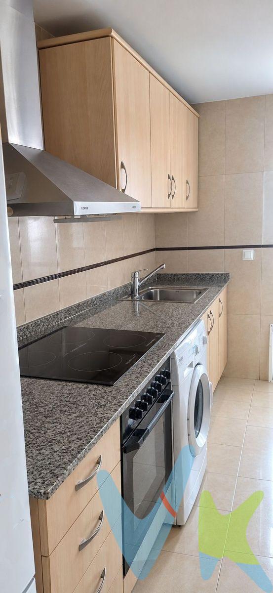 OPORTUNIDAD DE INVERSIÓN – PISO ALQUILADO EN LA VALL D'UIXÓ. Nota importante: Inmueble con inquilinos (no visitable). Perfecto para inversores que busquen rentabilidad inmediata. Se vende piso de 87 m² construidos (75,65 m² útiles) en excelente estado. Consta de 2 habitaciones dobles, 2 baños completos, balcón y aire acondicionado Split. Gracias a su orientación norte, goza de una estupenda luminosidad natural. Ubicación inmejorable en una zona tranquila cercana a supermercados, colegios y transporte. Precio: 140.000 €. ¡Para más detalles sobre la operación, ponte en contacto con nosotros!
