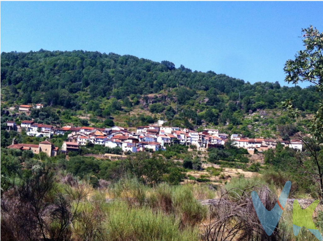 Increíbles vistas desde esta ubicación en la que podemos tener una casa con un jardín - terraza en la azotea. Con unos muros de piedra de casi un metro de ancho, una casa con proyecto para la reforma en un pequeño pueblo Salmantino. Cuenta con agua y fácil enganche de luz, además, tiene facilidad para la instalación de internet.  En el jardín tenemos dos arboles frutales, uno de ellos un cerezo expresamente colocado ahí para poder ver las vistas y como no, las estrellas, pues de noche es increíble como se puede ver la vía láctea. La casa de los Condes, es un pequeño pueblo que está a 50 minutos de la Covatilla, con un paseo hasta el Rio Francia, cuenta con una preciosa ruta de monte que cruza las calles y se puede seguir con unas mariposas de colores que se han colocado en las fachadas de las casas, es un sitio idílico para ir a desconectar y poder estar en un enclave único. Si quieres crear una casa rural cerca de Salamanca y de la estación de Esquí de Béjar, este es un lugar ideal para ello. Si lo que buscas es una opción de teletrabajo pero no muy alejado de la ciudad... puedes crear tu espacio en este lugar.  Gastos e impuestos no incluidos en el precio. A título orientativo, en segundas transmisiones, el comprador abonará el Impuesto sobre Transmisiones Patrimoniales (ITP). Para consultar los porcentajes del ITP en Asturias puede hacerlo a través de la web oficial de servicios tributarios del Principado de Asturias https://sede.tributasenasturias.es/sites/sede/default/es_ES/Que-quieres-hacer/Transmisiones-Patrimoniales-y-AJD. La base imponible será el mayor valor entre precio de compraventa, tasación o valor de referencia catastral. Gastos de notaría y registro aranceles variables según precio, número de copias y complejidad).El comprador escoge libremente notario. El vendedor asume, por ley, los gastos que le correspondan, salvo pacto en contrario. Si se precisa hipoteca: Tasación, condiciones y costes bancarios según entidad elegida por el comprador; así como los gastos de gestoría y cualesquiera otros inherentes a la formalización de la compraventa. De acuerdo con la ley, no se incluyen en el precio otros gastos o tributos que legalmente correspondan al comprador. Honorarios de intermediación inmobiliaria a cargo del vendedor y honorarios de mediación inmobiliaria del 2% más I.V.A. con un mínimo de 2000EUR más I.V.A. a cargo del comprador.El consumidor tiene derecho, conforme a la normativa vigente, a disponer de información y documentación adicional relativa al inmueble y condiciones de la compraventa. Cualquier compraventa y sus condiciones quedan sujetas en todo caso a la aceptación expresa del vendedor del inmueble y a la posterior formalización del correspondiente contrato. El presente anuncio tiene carácter meramente informativo; la información suministrada se corresponde con la disponible a la fecha de publicación, pudiendo variar en función de las circunstancias o actualizaciones legales, contractuales y fiscales.