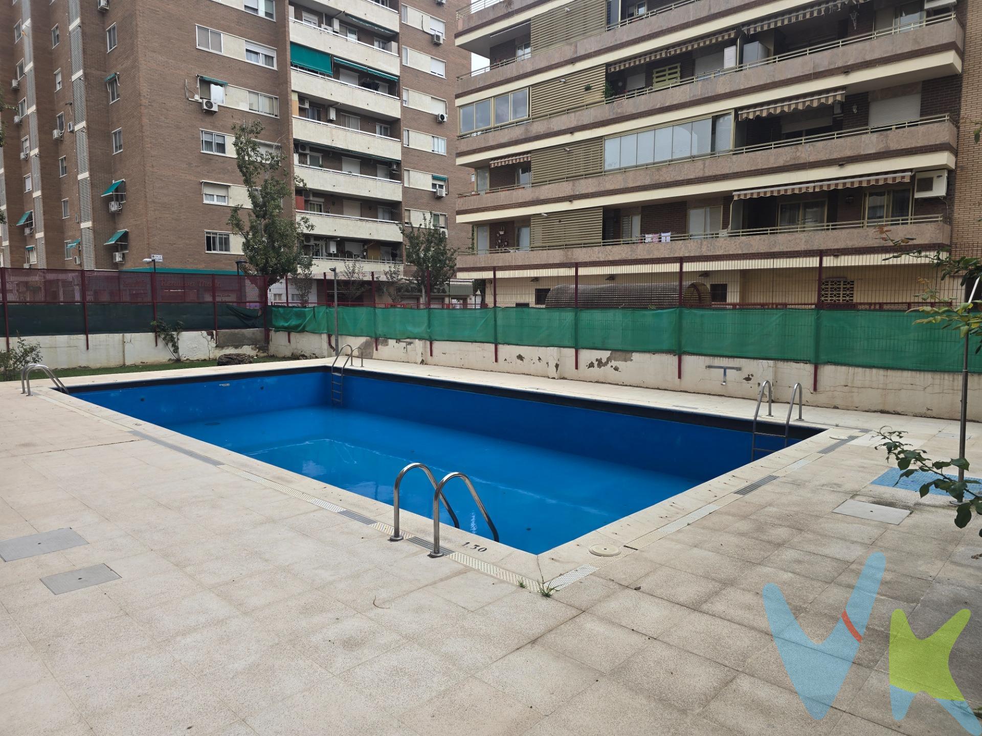 ZALFONADA/SALVADOR ALLENDE.- Calle Violeta Parra. Piso exterior de 75 m² útiles con terraza, ascensor y piscina, cómodo y luminoso, con una distribución muy funcional que aprovecha perfectamente sus espacios. La vivienda dispone de tres amplios dormitorios, un salón independiente con salida a una agradable terraza de 5 m², cocina equipada, baño completo y aseo. Cuenta con carpintería exterior con acristalamiento tipo Climalit, que proporciona un buen aislamiento térmico y acústico. La calefacción y el agua caliente sanitaria funcionan mediante gas ciudad. El edificio dispone de ascensor y ofrece además unas excelentes zonas comunes, con piscina y parque infantil, ideales para disfrutar del tiempo libre sin salir de casa. Una vivienda pensada para quienes buscan amplitud, comodidad y buenas prestaciones, en un entorno residencial con servicios para toda la familia.  No dejes de ver la visita virtual 360º donde podrás ver con todo detalle esta vivienda. Gastos e impuestos no incluidos. A título orientativo, en segundas transmisiones, el comprador abonará: Impuesto sobre Transmisiones Patrimoniales (ITP), tipo general en Aragón al 8% (*). Base de cálculo: mayor valor entre precio de compraventa o valor de referencia catastral. Gastos de Notaría y Registro: Aranceles variables según precio, número de copias y complejidad; cálculo según tarifas normativas. Si se precisa hipoteca: Tasación, condiciones y costes bancarios según entidad elegida por el comprador; así como gastos de gestoría y cualesquiera otros inherentes a la compraventa. No se incluyen otros gastos o tributos que puedan por Ley corresponder al comprador. Operación sujeta a doble mediación. Existen honorarios a cargo del comprador, salvo pacto en contrario, no incluidos en PVP. El consumidor conforme a la normativa vigente podrá solicitar información y documentación adicional relativa al inmueble, sus características, condiciones de la operación y del servicio de mediación en la oficina y/o a través de nuestro teléfono de contacto o mail. La agencia actúa exclusivamente como intermediaria en la compraventa, cuyas condiciones, en todo caso, estarán sujetas a la aceptación expresa del vendedor del inmueble y posterior formalización del contrato. La información suministrada se corresponde con la disponible a la fecha de publicación, pudiendo variar en función de las circunstancias o actualizaciones legales, contractuales y fiscales. Anuncio de carácter meramente informativo. Para una información exhaustiva sobre el funcionamiento, tipos impositivos y bonificaciones del ITP en Aragón, puede consultar el portal oficial de la Agencia Tributaria Autonómica. Tarifas notariales y registrales reguladas en el Anexo I del Real Decreto 1426/1989 y Anexo I del Real Decreto 1427/1989, respectivamente. Anuncio no vinculante, puede contener errores.
