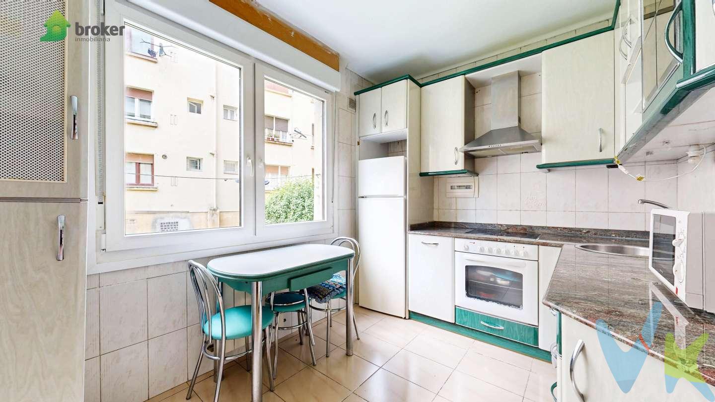 SAN VICENTE, 2 HABITACIONES, PARA ENTRAR A VIVIR CON ALTURA MUY CÓMODA
¡¡¡ EXCLUSIVA !!!  INMOBILIARIA BROKER pone a tu disposición este coqueto piso en muy buena zona de San Vicente, junto al parque de la Ciudad Deportiva, en una calle tranquila y con todo tipo de servicios a un paso.
Está distribuida en 2 habitaciones, cocina equipada, sala y un baño con ventana. Dispone además de un amplio distribuidor, que podrás aprovechar para ampliar alguna de sus estancias tirando un tabique.
La vivienda se encuentra en buen estado de conservación. Puedes entrar a vivir haciendo alguna pequeña actualización y con una mano de pintura. Todas las ventanas son de PVC Climalit, cuenta con CALEFACCIÓN DE GAS NATURAL y el suelo está en buen estado.
Se trata de un edifico de hormigón, tiene una altura muy cómoda y es muy luminoso y soleado.
Si estás buscando tu primera vivienda o una buena oportunidad para invertir, llámanos cuanto antes y concertamos una visita. TENEMOS LLAVES, para que lo veas con total tranquilidad.
Usamos tecnología 3D, para que puedas ver la vivienda con total realidad. Así, en la visita todo será más fácil a la hora de tomar decisiones.
Gastos de gestión del 2900 € (+IVA) a cargo del comprador, no incluidos en el precio.
Colegiado API 584. Trabaja con verdaderos profesionales.