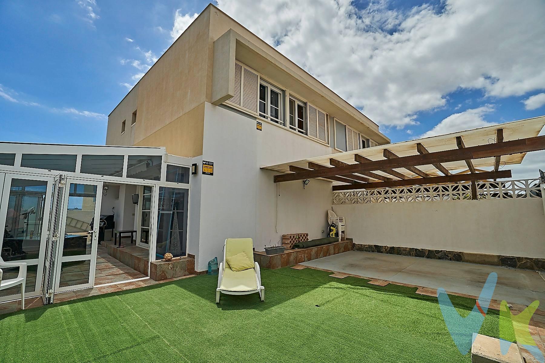 Les presento este espléndido chalet pareado, ubicado a tan solo 200 metros de la playa de El Burrero, en Ingenio, una zona tranquila y cada vez más valorada por su cercanía al mar y su excelente conexión con el resto de la isla. Vivir aquí le permitirá disfrutar de un estilo de vida relajado, cerca de una playa poco masificada ideal para el surf, y con acceso rápido a la autopista, lo que le sitúa a medio camino entre la capital, Las Palmas de Gran Canaria, y la zona turística del sur de la isla, Maspalomas. Además, está a un paso de Vecindario, zonas comerciales y el aeropuerto, por lo que también puede resultar interesante como inversión para alquiler vacacional o estancias de corta duración. La vivienda se encuentra en una parcela que ofrece una cómoda zona exterior de aproximadamente 60 m², con una parte cubierta de unos 20 m² que permite disfrutar de comidas al aire libre durante todo el año, sin preocuparse por la climatología. En la misma parcela hay espacio para aparcar cómodamente dos vehículos. En el semisótano encontramos un amplio espacio diáfano de 64,40 m², con ventanas altas y ventilación exterior. Se trata de un área polivalente que puede convertirse en gimnasio, zona de juegos, taller, trastero o incluso un apartamento adicional si se desea. La planta baja se distribuye a través de un espacioso recibidor, que conecta con un aseo, una cocina independiente completamente amueblada y equipada con electrodomésticos, una práctica solana con espacio de almacenamiento, y una despensa. En el lado opuesto del recibidor se encuentra un salón muy amplio y luminoso, con espacio para comedor y grandes ventanales que llenan la estancia de luz natural. A través de una escalera cómoda y bien integrada, se accede a la planta superior, donde se ubica el dormitorio principal con baño en suite y vestidor, así como otros dos dormitorios dobles con armarios empotrados y un segundo baño completo. La propiedad está en muy buen estado de conservación y no necesita reformas para entrar a vivir, salvo las pequeñas mejoras que usted desee hacer para personalizarla a su gusto. Se trata de una construcción sólida, con buenos materiales y detalles que aportan confort y funcionalidad en el día a día. Si desea más información o concertar una visita, no dude en llamarnos. En breve dispondremos de planos y tour virtual 360º para que pueda conocerla al detalle desde casa. Los gastos de impuestos, registro, notaría y cualquier otro derivados de la compraventa no están incluidos en el precio de venta.