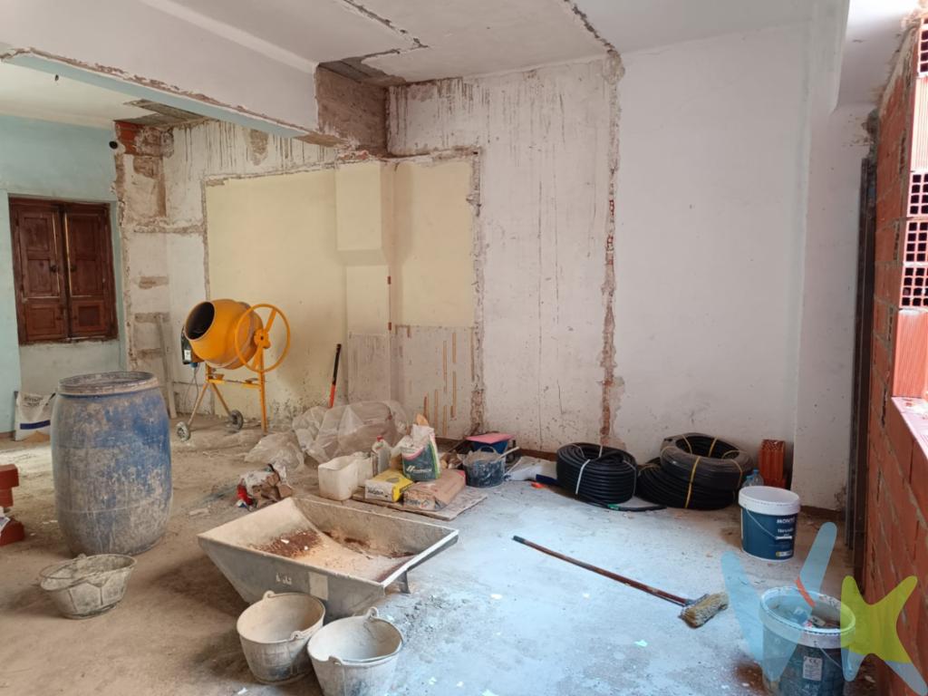Te presentamos esta casa para reformar, una oportunidad excepcional para crear la residencia de tus sueños en una ubicación privilegiada. Situada en Sagunto, esta propiedad cuenta con un proyecto aprobado, excavación arqueológica aprobada por la Generalitat y licencia de obra en regla, ¡todo listo para comenzar la transformación!Características destacadas:Licencia de Obra: Con la licencia de obra en regla, podrás comenzar los trabajos de reforma de inmediato, sin tener que preocuparte por trámites burocráticos adicionales.Excavación Arqueológica Aprobada: La excavación arqueológica aprobada por la Generalitat garantiza que cualquier descubrimiento histórico en el proceso de reforma será manejado de manera adecuada y legal, permitiéndote avanzar con tranquilidad en tu proyecto.Proyecto Aprobado: Con un proyecto arquitectónico aprobado, podrás visualizar el potencial de esta casa y planificar su transformación de acuerdo a tus necesidades y gustos personales.Esta casa representa una oportunidad única para crear la residencia que siempre has deseado, con la libertad de diseñar cada detalle a tu gusto y estilo.¡No dejes escapar esta oportunidad de inversión! Ponte en contacto con nosotros hoy mismo para obtener más información y comenzar el viaje hacia la realización de tus sueños en Sagunto.