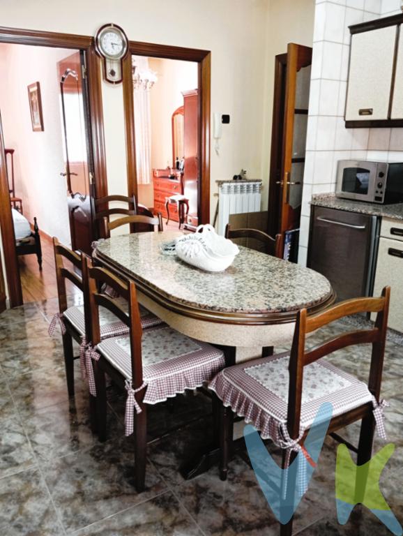 Piso en venta en Blimea  San Martín del Rey AurelioSe vende piso con mucho encanto en pleno centro de Blimea, una zona tranquila y bien comunicada de San Martín del Rey Aurelio. Perfecto para quienes buscan un hogar cómodo, con buena distribución y rodeado de naturaleza y servicios.📐 Características principales:51 m² útiles / 67 m² construidos3 habitaciones luminosasSalón con cocina americana totalmente  equipada y 1 baño Trastero incluido*Se entrega completamente amuebladoSegunda planta (sin ascensor)Edificio  construido en 1956🚆 Excelente conexión:Estación de tren y paradas de autobús muy cercanasFácil acceso a Oviedo, Langreo y Gijón🛒 Servicios cercanos:Supermercados, tiendas, farmacia, centro de saludColegios, parques infantiles y zonas verdes a pocos metros🎯 Ocio y naturaleza:A un paso de la Vía Verde de Blimea, ideal para pasear o hacer deporteA pocos minutos del cine y teatro en El EntregoMuy cerca del Ecomuseo Minero de SamuñoRutas de senderismo y naturaleza en el Parque Natural de Redes💡 Una oportunidad ideal para quienes quieren vivir en un entorno tranquilo, pero sin renunciar a estar bien conectados y tener múltiples opciones de ocio. Piso acogedor, funcional y con muchas posibilidades.📞 ¡Llámanos y ven a verlo sin compromiso! 