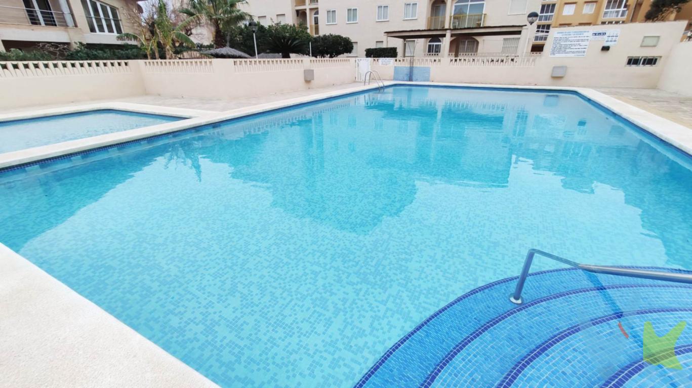 Vivienda adosada de 200 m2, distribuidos en 3 plantas. En la planta baja está la cocina independiente, salón comedor con chimenea de leña, aseo y una estupenda terraza de unos 12 m2. En la primera planta encontramos 3 habitaciones, todas con armarios empotrados y balcón/terraza, y un baño completo. En la última planta, 2 habitaciones más con armarios y un baño. Suelos de gres, puertas de cerezo y ventanas de aluminio. Luminoso. Garaje con capacidad para 2 coches (uno grande y otro pequeño) en el sótano de la vivienda, con acceso particular desde la cocina. Techo a 2 aguas con teja moruna. Complejo con piscina comunitaria. Situado en el Perelló, en segunda línea de playa. Agente de Intermediación Inmobiliaria registrado nº RAICV 0384. **Superficie catastral. (Ref :2355 ),370.000 EUR .  Para cualquier información no dudes en llamarnos al 96 110 17 50 ☎. No pierdas la oportunidad de venir a visitarnos. El precio anunciado no incluye gastos como impuestos, notaría, Registro de la Propiedad ni los honorarios de la agencia inmobiliaria. Este anuncio es meramente informativo y no vinculante.