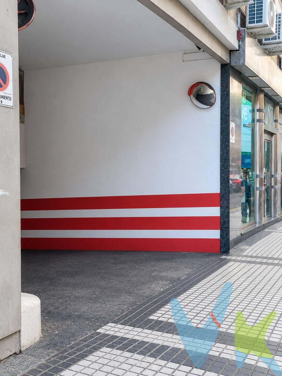 PLAZA DE GARAJE EN MESA Y LÓPEZ, JUNTO A EL CORTE INGLÉS. Se vende plaza de garaje de 12,28 m² situada en la calle Juan Manuel Durán González, en una de las zonas comerciales más demandadas de Las Palmas de Gran Canaria, a pocos pasos de El Corte Inglés. Ubicada en la segunda planta de sótano, cuenta con una rampa de acceso amplia hasta la planta de garaje, ofreciendo comodidad y facilidad de acceso. Su excelente localización, en pleno entorno de Mesa y López, permite disfrutar de la tranquilidad de tener un espacio propio para estacionar el vehículo en una zona céntrica, con gran actividad comercial, oficinas y servicios. Ideal tanto para uso particular como para inversión, en una ubicación donde disponer de aparcamiento supone una gran ventaja. Una oportunidad para ganar comodidad en una de las mejores zonas y más cotizadas de Las Palmas de Gran Canaria.