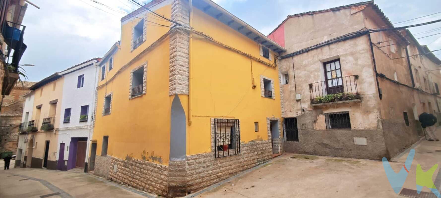 Casa de 238 metros cuadrados en El Frasno, lista para entrar a vivir. Se vende magnífica vivienda unifamiliar, ideal tanto como residencia habitual como segunda vivienda, en un entorno tranquilo y natural con muy buenas comunicaciones. La vivienda se distribuye en tres plantas:. Planta calle:. Bodega de 23 m² con chimenea hogar, salón de 17 m² y despensa. Primera planta:. Salón de 18 m², cocina de 8 m², baño. Dormitorio de 19 m² con vestidor independiente. Terraza de 24 m². Segunda planta:. Dormitorio de 18 m² con aseo, galería de 4 m², dos dormitorios de 10 m² y 9,20 m², y un amplio dormitorio abuhardillado de 19 m². Calidades y equipamiento:. Suelos de madera y gres. Ventanas de madera con climalit. Calefacción individual mediante caldera de pellets. Chimenea hogar en la bodega. La vivienda se encuentra en buen estado, lista para entrar a vivir. Ubicación excelente:. A pocos minutos del enlace con la A-2, a 45 minutos de Zaragoza y 10 minutos de Calatayud. Muy próxima a zona deportiva, piscinas municipales, comercios, y rodeada de naturaleza con rutas y acceso a la Sierra de Vicort. Una oportunidad perfecta para disfrutar de espacio, tranquilidad y calidad de vida. El precio no incluye impuestos, gastos de notaría, registro ni honorarios de intermediación. Este anuncio tiene carácter informativo y no es contractual. Puede estar sujeto a errores o modificaciones.