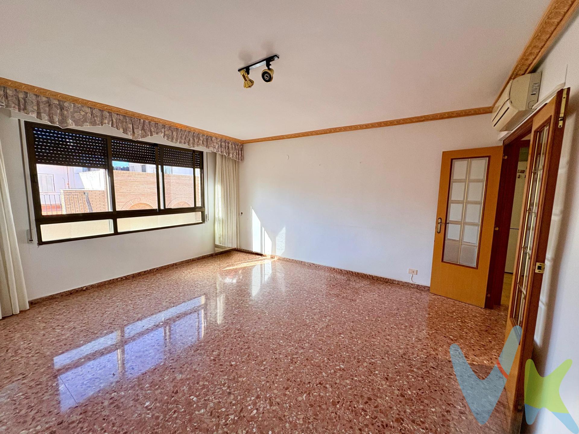 Te presentamos una magnífica oportunidad para crear el hogar que siempre has soñado: una amplia y luminosa vivienda de 105 m², ubicada en la tercera planta de un edificio de tres alturas, lo que garantiza tranquilidad, privacidad y una excelente entrada de luz natural durante todo el día. Una propiedad prácticamente toda exterior, donde cada estancia respira amplitud y bienestar. Nada más cruzar la puerta, te recibe un acogedor distribuidor presidido por una gran cristalera que inunda el espacio de luz y marca el carácter de la vivienda desde el primer instante. Desde aquí, se abre paso a una espaciosa cocina independiente, perfecta para el día a día, con acceso directo a una práctica galería con vistas a una agradable calle peatonal, ideal para disfrutar de un entorno tranquilo y sin ruidos. Desde el propio distribuidor también accedemos al impresionante salón-comedor, un espacio amplio y versátil que se convierte en el verdadero corazón de la vivienda. Equipado con aire acondicionado por split y un gran ventanal, ofrece un ambiente luminoso y confortable, perfecto tanto para el descanso como para reuniones familiares o sociales. Avanzando por el pasillo, la zona de descanso se organiza de forma funcional. En primer lugar, encontramos un baño completo de generosas dimensiones, equipado con un amplio plato de ducha que aporta comodidad y estilo. A continuación, se sitúan dos habitaciones sencillas, ambas muy luminosas gracias a su orientación, una de ellas con armario empotrado y vistas a un tranquilo patio comunitario. Seguidamente, se abre paso la impresionante habitación principal, destacando por su gran tamaño, su excelente luminosidad y sus vistas a la calle, convirtiéndose en un espacio perfecto para el descanso. Al final del pasillo encontramos otra habitación doble, ideal como dormitorio adicional, despacho o zona de ocio, así como un segundo aseo de buen tamaño con ventana exterior, aportando ventilación natural y funcionalidad. La vivienda se encuentra completamente vacía, lo que te permitirá decorarla y adaptarla totalmente a tu estilo, convirtiéndola en un espacio único y personal. Además, dispone de termo eléctrico, aportando comodidad y eficiencia en el suministro de agua caliente. Su excelente distribución, su amplitud y su carácter exterior la convierten en una opción ideal tanto para familias como para quienes buscan espacio y luz en su día a día. ¡Ven a visitarla!. (*) Cláusula de Información y Detalle de Costes. En atención a los deberes de información establecidos en la Ley 10/2025, de 28 de diciembre, sobre servicios de atención a la clientela y transparencia, así como en la normativa sectorial aplicable, se deja constancia de que el precio anunciado no comprende los gastos ni los tributos derivados de la compraventa, que se detallan seguidamente:. Impuesto sobre Transmisiones Patrimoniales (ITP): Se aplicará el tipo impositivo vigente en la Comunidad Valenciana, con carácter general el 10%, sin perjuicio de posibles tipos reducidos en función de las circunstancias personales del adquirente o de las particularidades del inmueble. El impuesto se calculará sobre el Valor de Referencia Catastral o sobre el precio de transmisión, tomando como base el que resulte superior. Para obtener información detallada acerca de su funcionamiento, tipos aplicables y posibles bonificaciones, puede consultarse el portal oficial de la Agencia Tributaria autonómica en el siguiente enlace: www.atv.gva.es/es/itpajd. Gastos Notariales: Los aranceles del notario se determinarán conforme a la tarifa oficial recogida en el Anexo I del Real Decreto 1426/1989, de 17 de noviembre, por el que se aprueba el Arancel Notarial. Gastos Registrales: La inscripción en el Registro de la Propiedad se liquidará de acuerdo con el arancel oficial previsto en el Anexo I del Real Decreto 1427/1989, de 17 de noviembre, que regula el arance