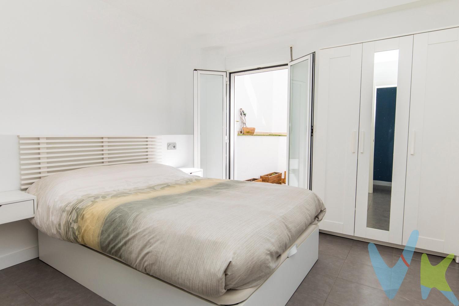 En una zona donde predominan los pisos, en calle Duquesa Villahermosa junto a Plaza Roma aquí encuentras algo diferente: una vivienda exclusiva tipo casa, distribuida en dos plantas, 4 dormitorios y  con espacio, independencia y un jardín privado. La casa fue rehabilitada por completo en el año 2006 con proyecto visado por el Ayto. (salvo fachada al ser conjunto urbano de interés). En la planta superior se desarrolla la vida diaria:. Un salón de más de 22 m², amplio y luminoso gracias a su orientación sur, se convierte en el centro de la vivienda. A su lado, la cocina independiente, una habitación que puede ser tu oficina particular y un aseo completan una zona de día cómoda, práctica y bien resuelta. En la planta inferior , encontramos la zona de descanso y disfrute:. La zona de descanso se organiza con tres dormitorios dobles, la terraza de la casa con zona chill out, un baño completo con bañera hidromasaje, y una estancia adicional que puedes adaptar como despacho, vestidor o almacén. Y aquí está uno de los puntos que realmente marcan la diferencia:. dos de los dormitorios, incluido el principal, tienen salida directa a la terraza. No es solo un extra. Es abrir la puerta y tener un espacio exterior propio, con luz y desahogo. Una terraza de 20 m² y orientación sur, añade ese plus que casi ningún piso en la zona puede ofrecer: comer fuera, desconectar, o simplemente tener un espacio abierto dentro de la ciudad durante todo el año, y poder disfrutarla con la mejor compañía. Cuenta con calefacción individual de gas por suelo radiante en ambas plantas, caldera instalada en 2015 con mantenimientos al día. Ventanas de aluminio lacado en blanco con cristal aislante, puertas en color blanco y suelos de gres. Todo esto junto a Plaza Roma, con servicios, transporte, colegios, hospitales y zonas verdes a pocos minutos. No es una vivienda para quien busca lo habitual. Es para quien quiere algo más: espacio, exterior y una forma distinta de vivir Zaragoza. Si buscas salir del piso de siempre y tener algo con más recorrido, esta vivienda merece una visita.