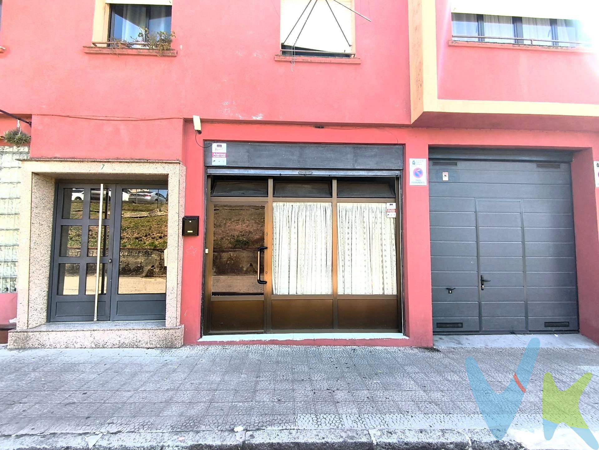 Se vende local de 45 m², con una distribución moderna y funcional, acondicionado para uso residencial, sin licencia de cambio de uso a vivienda. La propiedad dispone de un amplio salón-comedor con cocina americana integrada, que aporta una mayor sensación de amplitud y luminosidad. Cuenta con un dormitorio y un baño completo, ofreciendo un espacio cómodo y bien aprovechado. La vivienda está orientada al oeste, lo que permite disfrutar de una agradable luz natural durante las horas de la tarde. Entre sus características destacan la persiana eléctrica, timbre, puerta de acceso con cerradura de llave, así como los suministros de agua y electricidad dados de alta, lista para entrar a vivir. Una excelente opción tanto como vivienda habitual como para inversión, gracias a su distribución práctica y su estado de uso. Los impuestos, gastos de notaría y registro no están incluidos en el precio.