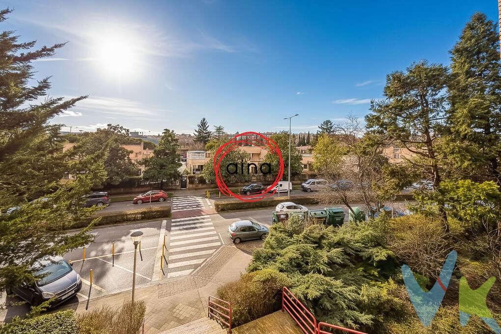 ¡VENTA! Piso luminoso en Zizur Mayor Santa Cruz de Ardoi nº 3 (Primera Plaza)
¡NO INCLUYE DERRAMA APROBADA PARA VENTILACIÓN DE FACHADA Y CAMBIO DE VENTANAS! 
Te presentamos esta luminosa vivienda situada en Zizur Mayor, en la consolidada y tranquila zona de Santa Cruz de Ardoi (Primera Plaza). Se ubica en una primera altura dentro de un edificio de ocho plantas, con muy buena luz natural. Se trata de una vivienda con la instalación eléctrica y fontanería cambiada que cuenta con 92 m² construidos y 85 m² útiles, con una distribución muy funcional y bien aprovechada.Al acceder a la vivienda encontramos un hall de entrada que organiza cómodamente los espacios. A mano derecha se sitúa el salón de aproximadamente 20 m², un espacio amplio y luminoso, ideal para el descanso y la vida diaria. Desde el hall parte un pasillo distribuidor que da acceso al resto de estancias. A mano izquierda se encuentra el baño completo con ducha, de unos 4,5 m². En esta misma zona se distribuyen dos dormitorios de aproximadamente 10,50 m², bien proporcionados y versátiles. Al fondo del pasillo se ubica el dormitorio principal, de unos 10,70 m², que dispone de armario. La vivienda cuenta además con una cocina independiente de 11,35 m², equipada con tendedero, muy práctica para el día a día.
Dispone de calefacción central y agua caliente central, con contador individual, lo que permite un mejor control del consumo.Los gastos de comunidad son de 149 € mensuales, incluida la calefacción.
Plaza de garaje incluida en el precio, aportando un extra de comodidad y seguridad.
 Derrama aprobada para rehabilitación de fachada y mejora de la ventilación, que incluye el cambio de ventanas. Dicha derrama será asumida íntegramente por la parte compradora, lo que supone una importante mejora del edificio. 
Una vivienda ideal para quienes buscan tranquilidad, buena distribución y una ubicación consolidada, con todos los servicios, comercios y buenas comunicaciones a pocos minutos.
INFORMACIÓN LEGAL A TENER EN CUENTA:
ℹ️ Los datos y superficies indicados son aproximados y tienen carácter meramente informativo, sin valor contractual.
El precio de venta no incluye impuestos ni gastos derivados de la transmisión. La compra conlleva impuestos y gastos de formalización para el comprador:

Impuesto I.T.P. (Impuesto de Transmisiones Patrimoniales 6% (Consultar condiciones concretas según circunstancias personales o régimen fiscal aplicable) 
Gastos de Notaría y Registro aproximadamente 1,5%, 
Gastos financieros si se contrata hipoteca.

Los honorarios de intermediación inmobiliaria corren a cargo del vendedor 
¡NO COBRAMOS HONORARIOS AL COMPRADOR!
¿Te interesa? Contacta con nosotros y agenda tu visita sin compromiso
 
 
 