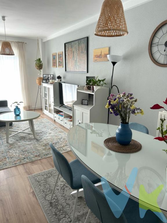 Espectacular dúplex en la zona de Reocín, muy luminoso, espacios muy amplios y con garaje. Consta de 4 dormitorios, el dormitorio principal con vestidor, dos baños, uno en cada planta, cocina con salida a terraza y amplio salon comedor.Zona ideal, con todos los servicios cercanos, a 10 minutos de las playas de Tagle y Suances, vistas despejadas.El inmueble está recién pintado, suelos laminados en perfecto estado, baños nuevos, ventanas de pvc con oscilobatiente con doble acristalamiento, para entrar a vivir ya.Distribución: planta baja, hall de entrada, un baño, cocina con salida a terracita, un dormitorio con salida a terracita y el salón con salida a otra terraza. En la planta superior, tres dormitorios y un baño. El estado del inmueble es IMPECABLE 