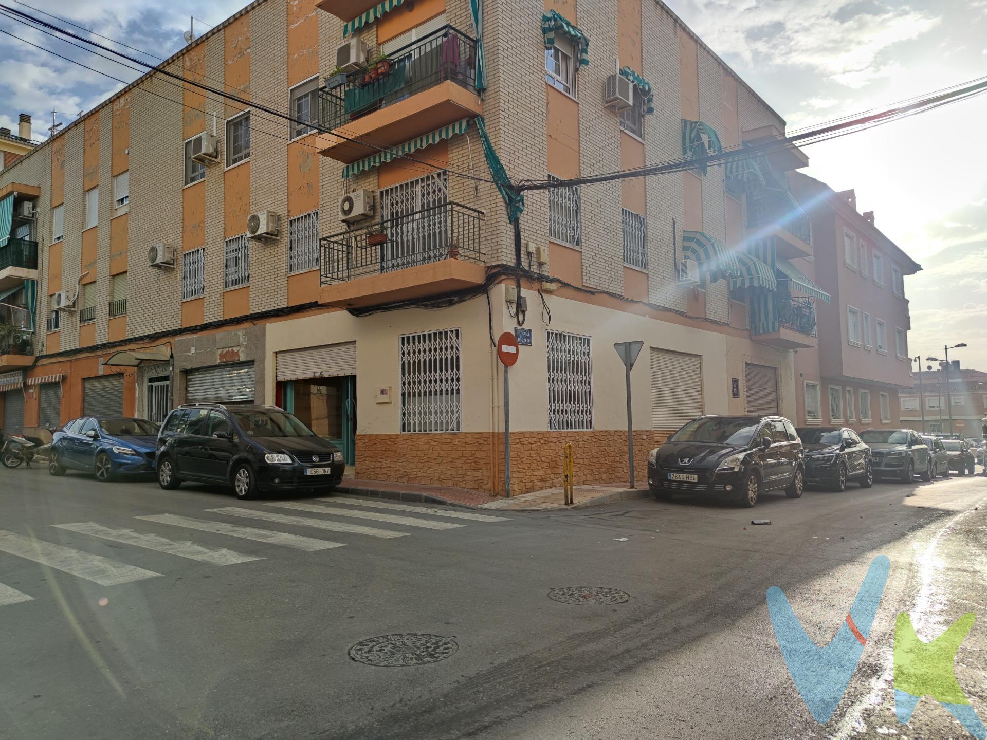 Crea el negocio que siempre has soñado en este amplio Local comercial en Molina de Segura. En la zona Molina del Hospital de Molina de Segura e una esquina muy próxima a la Av. de Madrid, estos  157 m. de superficie te permitirán desarrollar tu actividad comercial y empresarial. Actualmente el local se encuentra dividido, con dos accesos diferenciados, por lo que si no necesitas toda la superficie, podrás rentabilizar la parte que no necesites. La zona cuenta con mucho tráfico peatonal a diario, por lo que tendrás mucha visibilidad si lo deseas. Llámanos y te informaremos. Para terminar te queremos comentar algo: ¡Descubre una aventura inmobiliaria que combina calidad, pasión y profesionalidad! La confianza que los propietarios han depositado en nosotros es un testimonio de nuestro compromiso en brindarte un servicio excepcional. Aquí viene el detalle especial: al contactarnos directamente, evitarás molestarlos, nosotros seremos tus intermediarios y te proporcionaremos toda la asistencia necesaria. Estamos aquí para facilitarte la documentación e información que requieras, y te prometemos un trato cálido y sin complicaciones. Te informaremos detalladamente de todos los aspectos, incluyendo gastos de la compra y honorarios de agencia que no están incluidos en el precio, para garantizar tu comodidad y tranquilidad durante todo el proceso. Esa es nuestra esencia, proporcionarte #Calma: “Estado ideal de tranquilidad que tendrás al comprar tu casa con nosotros”. Queremos que sepas que tanto la descripción del inmueble como las imágenes que ves son valiosas referencias informativas, en ningún caso tienen carácter contractual. Asimismo, el precio ha sido designado por la propiedad por lo que podría sufrir variaciones y no sería vinculante hasta que se formalice en contrato de compraventa.