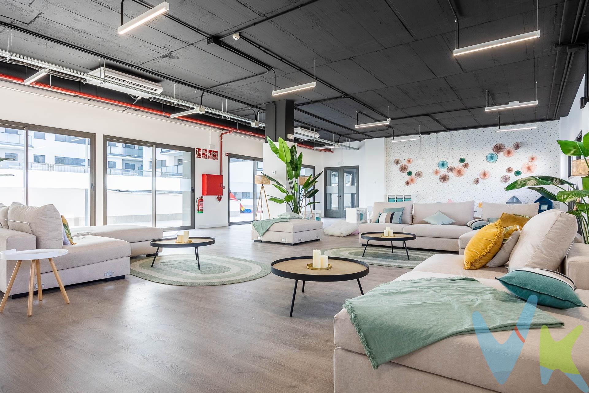 Magnífico ático de reciente construcción en Edificio Argos II, en plena Avda. de las Ciencias con una GRAN TERRAZA de 15m2, GARAJE, TRASTERO y unas espectaculares zonas con PISCINA COMUNITARIA, ZONA INFANTIL, GIMNASIO, SALA GOURMET y SALA POLIVALENTE, que hará el disfrute de toda la familia en cualquier época del año. Tiene 98.93m2 construidos con una estupenda distribución, el hall de entrada nos lleva a su amplio salón, acogedor y muy luminoso, desde el que accedemos a su GRAN TERRAZA equipada con toldos en la que poder disfrutar del aire libre y de sus bonitas vistas. Cocina independiente amueblada y equipada con placa vitrocerámica, campana extractora, horno, frigorífico y microondas, con práctico lavadero. Dos amplios dormitorios con armario empotrado en cada uno, y dos baños completos, uno con bañera y el otro con placa de ducha y mampara en suite. Te ofrece además la posibilidad de hacer un tercer dormitorio.  Excelentes calidades, solería de tarima y gres en zonas húmedas, puertas de madera lacadas en blanco, ventanas de aluminio lacado con rotura de puente térmico doble acristalamiento, placas solares con apoyo de termo eléctrico con doble depósito y climatización central. No dejes escapar esta gran oportunidad y ponte en contacto con nosotros para visitarlo, estamos seguros que te enamorará!!. Informamos a nuestros clientes que el precio de venta no incluye lo siguiente: Honorarios de la agencia inmobiliaria, Impuestos (I.T.P., I.V.A. o A.J.D., en su caso) ni otros gastos de la compraventa (gastos de Registro de la Propiedad, Notaría, Gestoría ni de posible Financiación). Documento F.I.S. a disposición del consumidor según Decreto 218/2005 Junta de Andalucía. . 