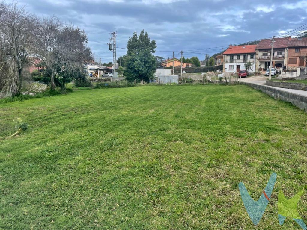Parcela urbana de 815 m² en Renedo de Piélagos  Ubicación privilegiada.Excelente terreno urbano situado a un paso del centro de Renedo, con todos los servicios necesarios en las inmediaciones: colegios, centro de salud, estación de RENFE y una amplia oferta de comercios.La parcela es completamente llana y cuenta con todos los servicios a pie de finca: luz, agua y saneamiento.Muy bien comunicada, con rápido acceso a la autovía SantanderTorrelavega y  OviedoBilbao.¡No lo dudes más y pídenos una visita!