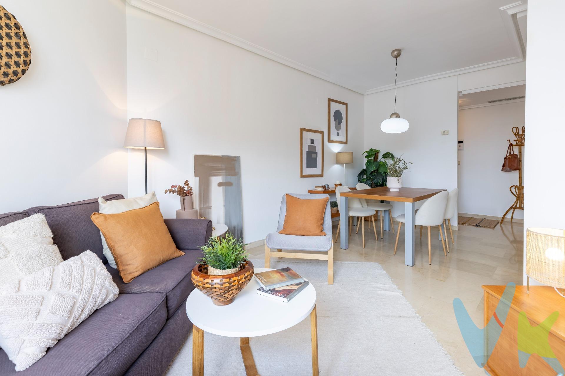 Exclusiva vivienda de alto standing en la codiciada zona de Sant Pau – Calle La Safor . Si buscas una vivienda única que combine elegancia, confort y una ubicación privilegiada, esta propiedad es para ti. Situada en uno de los residenciales más completos y deseados de Valencia, este piso de 2 dormitorios y 2 baños (uno en suite) es mucho más que un hogar: es un estilo de vida. 🌿 Ubicación privilegiada y entorno exclusivo. Ubicada en Sant Pau, una de las zonas residenciales más modernas y tranquilas de la ciudad, disfrutarás de todos los servicios a tu alcance: supermercados, colegios de prestigio, zonas verdes, hospitales, restaurantes y excelente conexión con el centro de Valencia. 🏡 Un hogar pensado para vivir y disfrutar. La vivienda cuenta con un amplio salón bañado por luz natural, una cocina independiente totalmente equipada, dos baños completos (uno integrado en la habitación principal tipo suite), y dos dormitorios dobles con armarios empotrados. Cada detalle está pensado para ofrecer el máximo confort y funcionalidad. ✨ Calidades de lujo que marcan la diferencia. Paredes lisas en tonos neutros, perfectas para cualquier estilo decorativo. Suelo de mármol que aporta elegancia y frescura. Aire acondicionado por conductos para una climatización eficiente y silenciosa. Ventanas de alta gama con aislamiento térmico y acústico para tu tranquilidad. Carpintería interior en madera de roble que aporta calidez. Puerta de entrada de seguridad para tu total protección. Armarios empotrados revestidos interiormente. 🏊‍♂️ Una urbanización para disfrutar cada día. Este residencial de alto standing no solo ofrece un entorno seguro y cuidado, sino una experiencia completa de vida:. Piscina comunitaria para relajarte en verano. Pistas de squash para los más activos. Gimnasio totalmente equipado. Zona social para eventos o encuentros. Servicio de conserjería y portero físico. Plaza de garaje incluida. 💎 Viviendas que emocionan desde el primer momento. Sabemos que comprar una vivienda es una decisión importante. Por eso, no solo mostramos casas: creamos experiencias. Cuidamos cada detalle, decoramos y preparamos el espacio para que te resulte fácil imaginar tu vida aquí desde la primera visita. No verás una casa vacía, verás un hogar. Esto te ayudará a tomar una decisión con más confianza, sin sorpresas y con la certeza de que estás eligiendo bien. 📸 Lo que ves, te enamora. Lo que vives, te convence. Solicita una visita y descubre lo que significa vivir en un piso con alma. Conviértelo en tu próximo hogar… o en la mejor inversión.