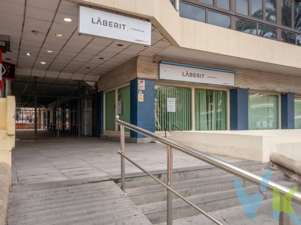 Se vende amplio local comercial a pie de calle en la calle Juan XXIII, en una ubicación estratégica con excelente visibilidad y tránsito. El inmueble cuenta con 336,75 m² construidos y 303,24 m² útiles, ofreciendo un espacio amplio, diáfano y muy versátil. Destaca por sus grandes escaparates a la calle, que aportan abundante luz natural y una magnífica exposición comercial. Dispone de acceso adaptado para personas con movilidad reducida, lo que amplía sus posibilidades de uso y cumple con los requisitos de accesibilidad. Ideal para comercio, clínica, oficina, academia, centro de formación, coworking o cualquier actividad que requiera visibilidad y amplitud. Ubicación consolidada, con excelente conexión y entorno comercial activo. Una oportunidad excepcional tanto para desarrollar un negocio propio como para inversión.