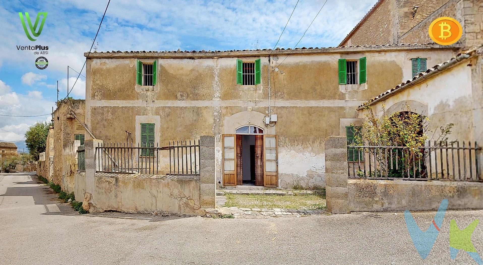 Gran casa tradicional a reformar en Ses Alqueries – Ideal para inversores con visión. En el pintoresco y tranquilo núcleo de Ses Alqueries, en el municipio de Santa Eugènia, se encuentra esta propiedad única catalogada como patrimonio cultural. . Una auténtica casa mallorquina del año 1900, con carácter, historia y muchas posibilidades para quien quiera darle una nueva vida. La vivienda cuenta con 427 m² distribuidos en planta baja y planta primera, con mas de 6 habitaciones, baño exterior, y espacios amplios como patio, corral, terrazas, garaje y almacenes. . En total, encontramos 586 m² construidos sobre una parcela de 593 m². La casa necesita una reforma integral, lo que la convierte en una excelente oportunidad para promotores, constructores o inversores que busquen un proyecto con alma, en una zona cada vez más valorada. . El inmueble ofrece un enorme potencial para crear una vivienda exclusiva, dos viviendas independientes o incluso varios apartamentos, siempre respetando su esencia tradicional. Ubicada en un entorno tranquilo, con calles de piedra, casas antiguas y vistas abiertas al campo y a la sierra tramontana, Ses Alqueries conserva el encanto de la Mallorca auténtica, pero con buena conexión con Palma y otros puntos clave de la isla. Esta es una de esas oportunidades que no aparecen todos los días: una casa con historia, metros de sobra y un entorno privilegiado. 📍 Se puede visitar sin compromiso. 📞 Si estás buscando un proyecto diferente, llámanos y ven a conocerla. Este inmueble ha sido certificado por ABSI (Asociación Balear de Servicios Inmobiliarios), garantizando que toda la documentación necesaria ha sido supervisada por la agencia comercializadora y que forma parte de la bolsa de propiedades en multiexclusiva ABSI. Inmobiliaria Inscrita en el Registre Oficial d’Agents Immobiliaris de les Illes Balears con el NÚMERO REGISTRO: GOIBE747077/2024. 
