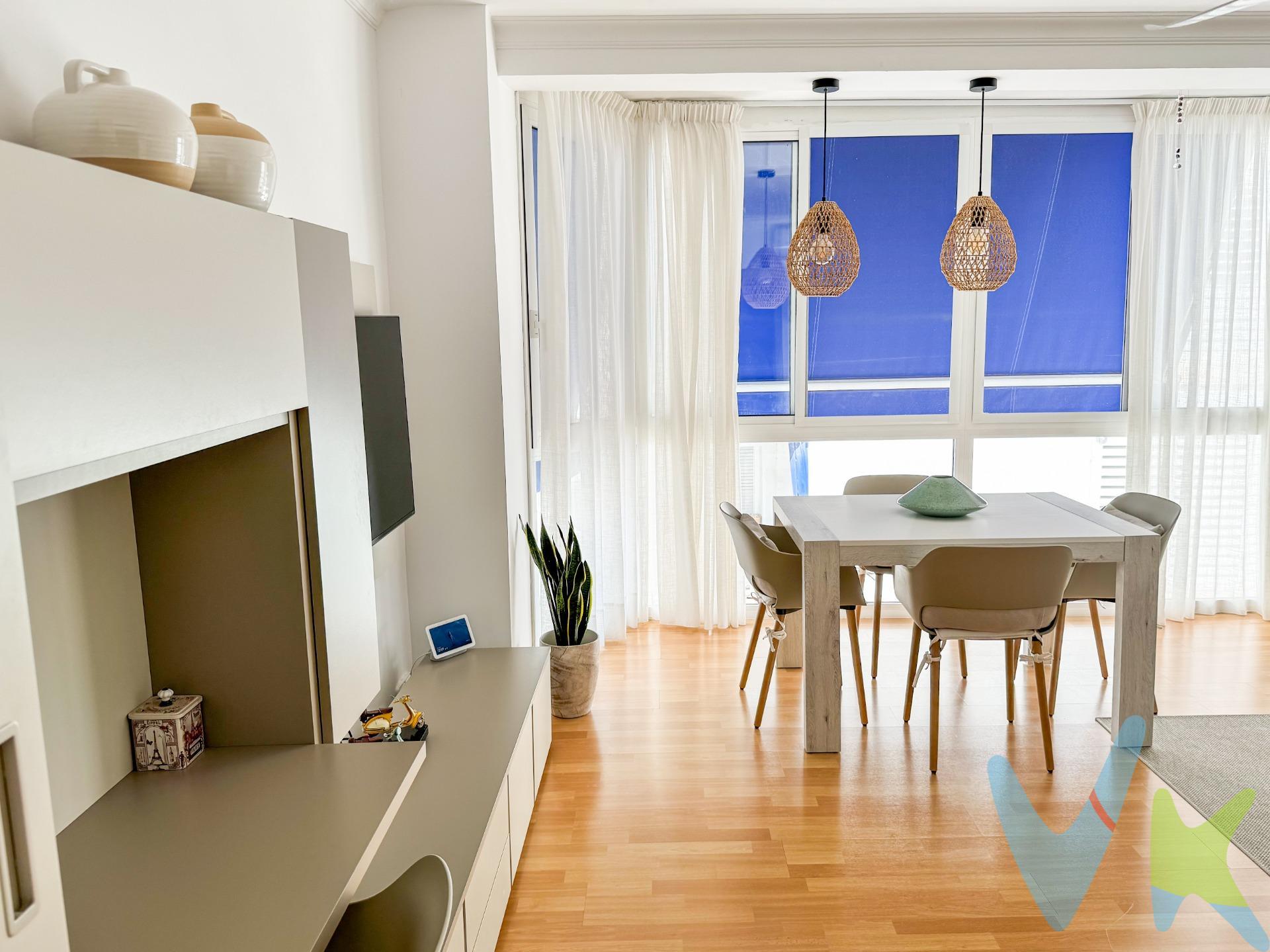 APARTAMENTO EXTERIOR A LA VENTA EN EL CENTRO DE SITGES. Está buscando un apartamento en el centro y cerca de la playa, quizás este es el que necesita, está situado en una calle de fácil acceso, un luminoso apartamento de 85m2, toalmente exterior, la finca no tiene ascensor, pero es una segunda planta con una escalera cómoda y de pocos vecinos. Ha sido reformado con gran cariño y con mucho gusto, una reforma integral con un estilo minimalista, moderno, práctico, LO TIENE TODO. Con una distribución muy practica, a la entrada, el hall y seguidamente un amplio salón-comedor muy luminoso con una amplia cristalera con toldos ya que tiene muchísima luz, enfrene está situada la cocina, independiente para los amantes de cocinar, totalmente renovada. En la parte porterior está situada la zona de noche,  3 dormitorios, son 2 dobles y otroindividual, 1 baño completo y 1 aseo. Hay una terraza con una zona para la lavadora y una ducha, ideal en verno para cuando vuelves de la playa. .  . Si necesitan aparcamiento, tienen la opción de adquirir un PARKING en plaza España por 21.000 €. .  .  PRODUCTO AICAT GARRAF - Somos Agencias Inmobiliarias del colectivo Aicat Garraf. Colaboramos y compartimos el proceso de venta en Exclusiva Compartida de las propiedades que cada una de las inmobiliarias aportamos. Trabajamos bajo el mismo código ético, los mismos procedimientos de trabajo y damos mejor asesoramiento al cliente buscando siempre su satisfacción.  .  Nota : El precio de compraventa no incluye los gastos e impuestos inherentes a ésta como son los impuestos (ITP, IVA y AJD), formalización de escritura en notaria, inscripción en el registro de la propiedad, etc. 