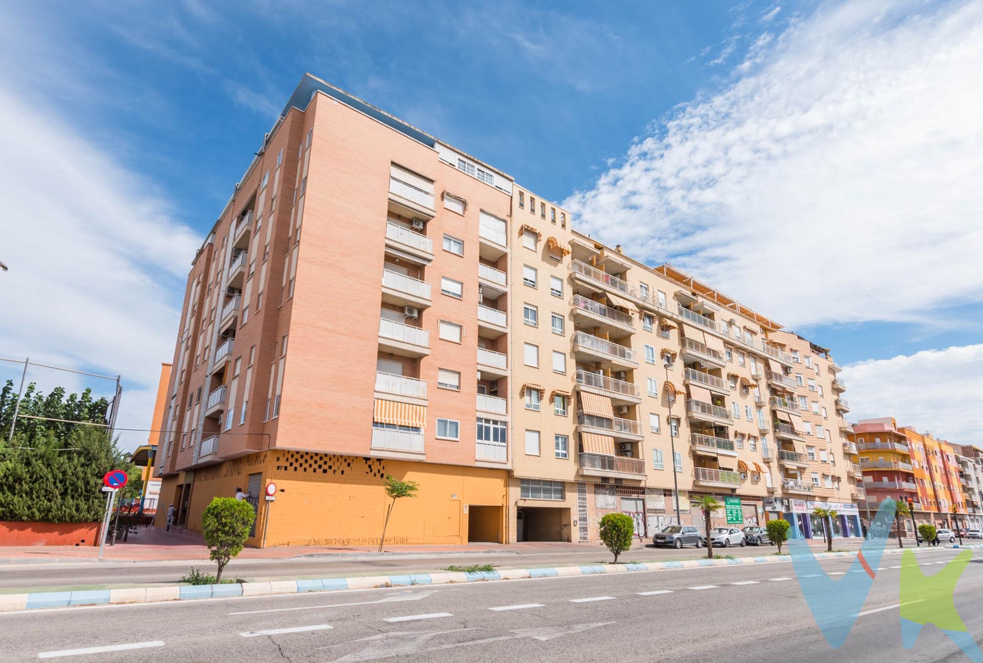 Crea el hogar que siempre has soñado en este fabuloso piso de 2 dormitorios en Molina de Segura. Si buscas una vivienda bien ubicada, luminosa y con todas las comodidades, esta es tu oportunidad. Situada en zona céntrica de la ciudad, esta amplia vivienda te ofrece todo lo que necesitas para vivir con confort y calidad. Características principales:. 2 dormitorios, uno de ellos con baño en suite para mayor privacidad y comodidad. 2 baños en total, perfectos para la vida diaria. Garaje en el mismo edificio, para que no te preocupes por el aparcamiento. Un balcón de 5 metros, ideal para disfrutar de momentos al aire libre. La vivienda está rodeada de servicios esenciales: colegios justo al lado, una gran variedad de comercios y muy cerca del centro de la ciudad, lo que facilita tu día a día. Además, su excelente comunicación con Murcia y otras zonas te permitirá desplazarte con total facilidad. Para terminar, te queremos comentar algo: ¡Descubre una aventura inmobiliaria que combina calidad, pasión y profesionalidad! La confianza que los propietarios han depositado en nosotros para trabajar en exclusiva es un testimonio de nuestro compromiso en brindarte un servicio excepcional. Aquí viene el detalle especial: al contactarnos directamente, evitarás molestarlos, nosotros seremos tus intermediarios y te proporcionaremos toda la asistencia necesaria. Estamos aquí para facilitarte la documentación e información que requieras, y te prometemos un trato cálido y sin complicaciones. Te informaremos detalladamente de todos los aspectos, incluyendo gastos de la compra y honorarios de agencia que no están incluidos en el precio, para garantizar tu comodidad y tranquilidad durante todo el proceso. Esa es nuestra esencia, proporcionarte #Calma. #Calma es el estado ideal de tranquilidad que tendrás al comprar tu casa con nosotros.