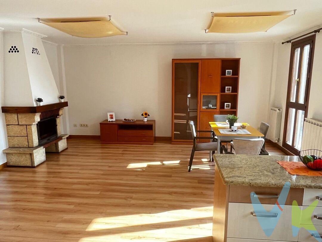 ¡Descubre tu próximo hogar en Mendíoroz! Se vende espectacular casa independiente construida en el año 2000, con 190 m² construidos (144 m² útiles) distribuidos en tres plantas más sótano. Una vivienda diseñada para exprimir al máximo la luz natural y el confort, a solo 19 minutos de Pamplona y a 8 minutos del Centro Comercial Itaroa.
Así se distribuye tu futura casa:

Planta Baja: Hall de entrada, un amplio salón-comedor con una acogedora chimenea y cocina americana completamente equipada. Esta planta destaca por sus impresionantes ventanales, su doble orientación y una luminosidad excepcional durante todo el día.
Planta Primera: Dispone de dos dormitorios. El principal cuenta con un gran vestidor y amplias ventanas con vistas despejadas. El segundo dormitorio incluye armario empotrado y salida a un balcón. Además, encontrarás un baño completo con bañera y ventana ideal para una ventilación óptima.
Segunda Planta: Una encantadora habitación abuhardillada con acceso directo a una amplia terraza privada con vistas despejadas Y un espacio versátil perfecto como despacho, zona de estudio o vestidor extra.
Sótano: Un espacio de unos 30 m² totalmente diáfano con ventilación natural, sala de calderas y zona de almacenamiento/trastero.

Calidades principales:

Ventanas de madera con doble cristal (Climalit).
Suelos de parquet de alta calidad.
Paredes lisas y puertas interiores de roble.

Una oportunidad única para vivir en un entorno tranquilo sin renunciar a la cercanía de la ciudad. ¡Ven a verla!
 

Datos meramente informativos, sin valor contractual.   El PVP indicado no incluye impuestos (régimen general del ITP (Impuesto de Transmisiones Patrimoniales) es el 6% sobre el precio de compra) ni gastos de transmisión (notaría, registro, AJD (Actos Jurídicos Documentados), que suma aproximadamente un 2% sobre el precio de compra). Honorarios de la agencia a cargo del vendedor. NO SE COBRA HONORARIOS AL COMPRADOR.
 

 
 



 