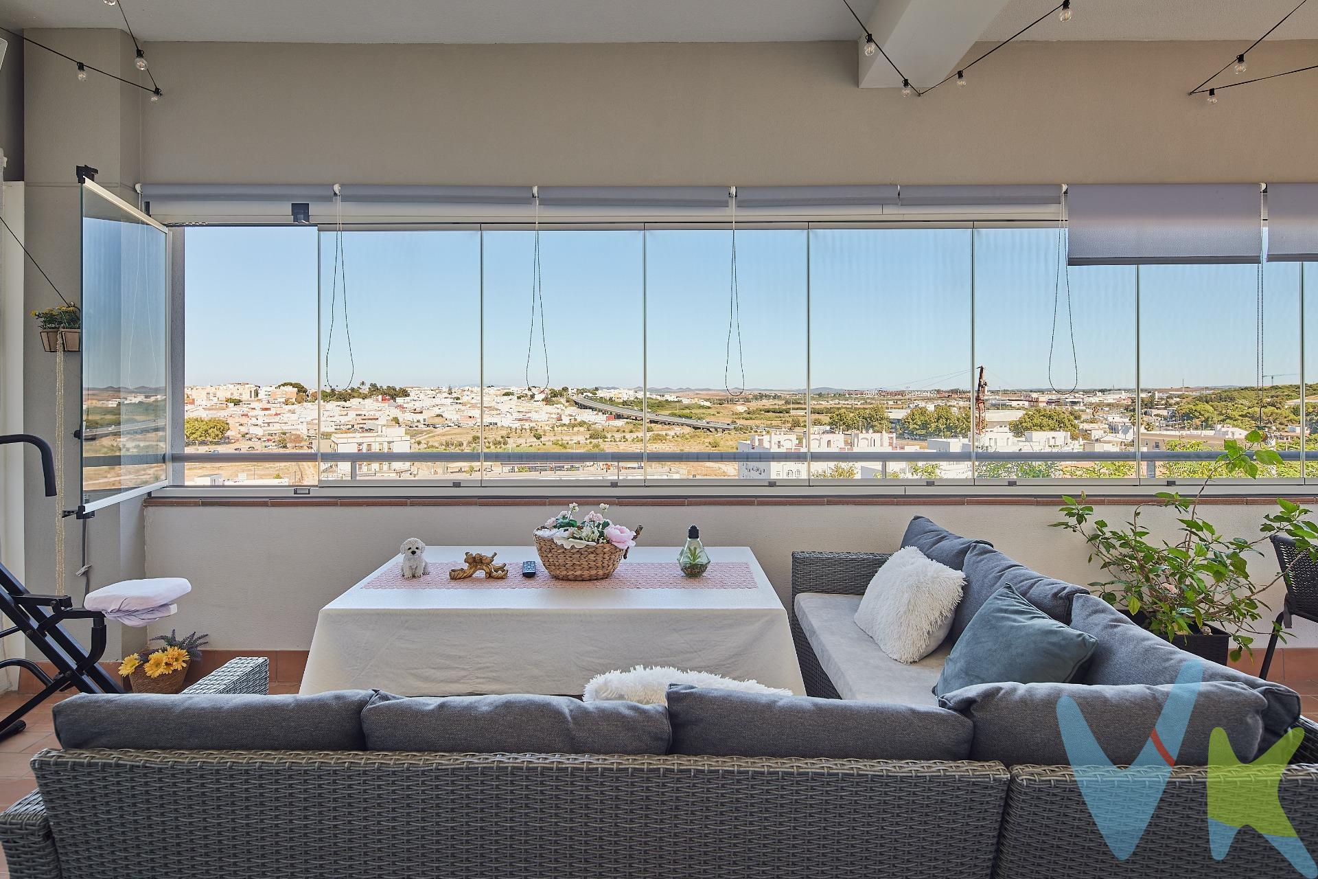 🏠 Piso céntrico en Chiclana de la Frontera con amplia terraza y plaza de garaje incluida. Vivienda de 69 m², con 2 dormitorios y 1 baño, ubicada en pleno centro de Chiclana de la Frontera, en una de las zonas mejor comunicadas y con más vida de la localidad. Listo para entrar a vivir. El piso cuenta con un amplio salón integrado con cocina, diseñado para aprovechar al máximo el espacio y la luminosidad. Destaca su impresionante terraza de 70 m² construidos, con bonitas vistas, ideal para disfrutar del clima gaditano todo el año, ya sea para relajarse, comer al aire libre o crear un espacio verde propio. Dispone de aire acondicionado centralizado, garantizando confort en cualquier época del año sin depender de equipos individuales. El edificio ofrece:. 🛗 Ascensor. 🌇 Azotea comunitaria con vistas panorámicas a todo Chiclana. 🚗 Garaje amplio y de fácil maniobrabilidad, con plaza de aparcamiento incluida en el precio. Ubicación inmejorable, rodeada de todos los servicios que puedas necesitar:. Colegios y parques infantiles. Restaurantes y zonas de ocio. Farmacias y supermercados. Transporte público (autobuses y tranvía). Acceso directo a las principales vías de comunicación. Certificado energético: Consumo F · Emisiones E. Una oportunidad ideal para quienes buscan vivir en el centro sin renunciar a comodidades como garaje propio, amplia terraza y espacios comunitarios exclusivos. 📞 Contactar para más información y concertar visita. Periodo de validez de la publicación 31/12/2026. Honorarios de agencia: 3% más IVA (21%) del precio de compraventa. Se hace constar que la agencia efectúa una labor de intermediación, y que las condiciones finales de la compraventa quedan sujetas a la aceptación expresa de la parte vendedora y formalización del contrato de compraventa. Gastos aproximados de comprador en concepto de Aranceles notariales y Registro de la Propiedad: 900 € - 1.500 €, variables según operación (Real Decreto 1426/1989 y Real Decreto 1427/1989). Operación sujeta a I.T.P. (7%) (Ley 5/2021, de 20 de octubre, de Tributos Cedidos de la Comunidad Autónoma de Andalucía). *Estimación tipos generales de gastos de compra según ley. Todos los porcentajes son aplicables sobre precio de compraventa del inmueble o valor de referencia catastral. Gastos particulares de financiación por cuenta de comprador no incluidos. Consulte con nosotros si tiene bonificaciones en su caso concreto, estaremos encantados de asesorarle con todo detalle. 
