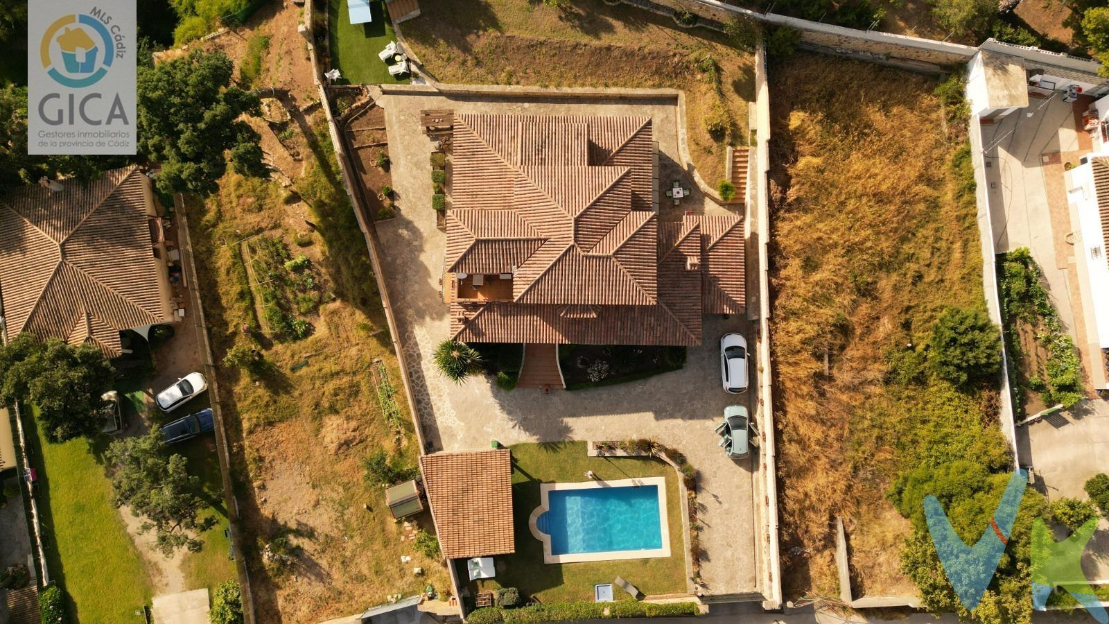 Fantástico Chalet en las Herrizas. En una zona residencial consolidada, nos encontramos este chalet con 317 m² construídos sobre parcela de 1.827 m², hará de tu vida un sueño donde relajarte en la naturaleza, criar a tus hijos y cuidar de tus mascotas.. La casa tiene garaje, piscina propia, pérgola junto a ella con cocina, fregadero, mesas y sofás de exterior para disfrutar casi todo el año del exterior de la vivienda.. que al ser independiente tiene rincones acogedores y jardines a todo su alrededor. Ya en el interior podemos disfrutar en planta baja de cocina con alacena, salón comedor, 3 dormitorios uno de ellos con vestidor, zona lavadero,  un baño completo y un aseo, todas las estancias exteriores menos el aseo. Subiendo unas amplias y bonitas escaleras, llegamos a la planta alta donde encontramos una habitación individual y la principal que es muy amplia, con vestirdor, baño en suite y terraza para disfrutar de unas magníficas vistas. La casa está en perfecto estado para entrar a vivir.. llámanos para visitar. ** La vivienda no es hipotecable **. --------------------------------------------------. Informamos a nuestros clientes que los gastos de notaría, registro, gestoría, impuestos y los honorarios de la agencia  NO están incluidos en el precio. A su vez, disponemos del documento informativo abreviado de la propiedad (según decreto 218/2005, del 11 de octubre) y de seguro de caución, para la protección del dinero entregado como señal para la reserva de una vivienda. Por mandato expreso del propietario, comercializamos este inmueble en exclusiva, lo que le garantiza el acceso a toda la información, a un servicio de calidad, un trato fácil, sencillo y sin interferencias de terceros. Por este motivo, se ruega no molestar al propietario, a los ocupantes de la propiedad o a los vecinos. Muchas gracias por su comprensión. 