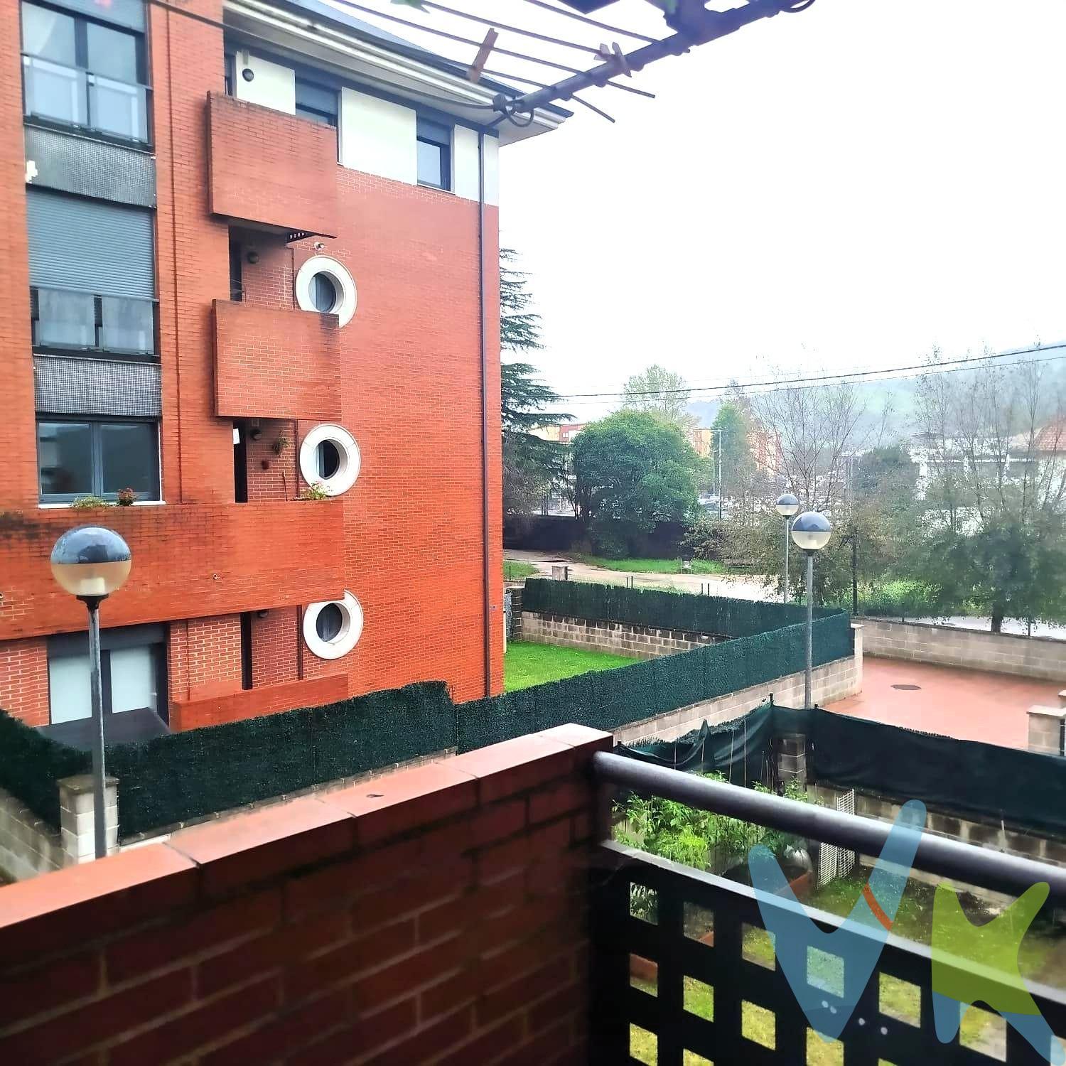 Te ofrecemos en  el municipio de Santa María de Cayón, concretamente en La Penilla, este acogedor piso en urbanización privada con piscina comunitaria. La vivienda se construyó en el año 2007 por lo que es relativamente reciente. Se encuentra en una primera planta y consta de dos habitaciones una de ellas con salida a un pequeño balcón, cocina independiente con salida a otro balcon, amplio salón-comedor y un baño con plato de ducha. Su estado es óptimo para comenzar tu nueva vida sin tener que hacer ningun tipo de inversión adicional. Si todo esto no te convence, en el precio incluye una plaza de garaje y un trastero, ¿que mas podemos pedir?. Impuestos, gastos de Notaria y Registro no están incluidos en el precio.