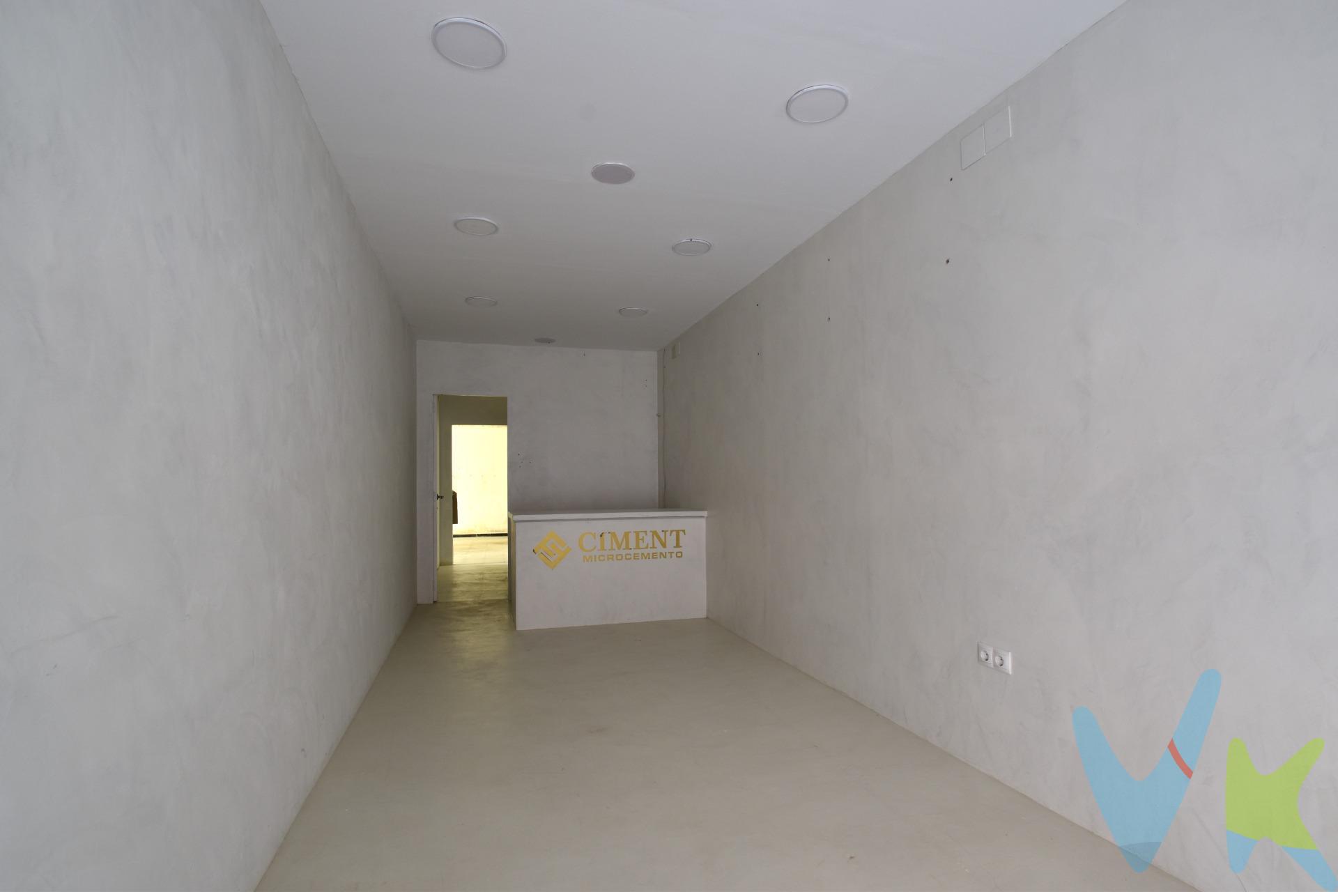 Gran local en venta, formado por dos locales registrales, con un metraje total de 185m² útiles. Situado en la planta baja de un edificio de viviendas, con puerta directa a la calle y con segunda puerta a la comunidad, con bicación al lado de la Rambla de la Pau de Vilanova. Tiene instalaciones hechas, con los suministros de agua y luz preparados. Su fachada mide casi 3m, con puerta a la calle de 1,20m, puerta interior de aluminio y persiana metálica corredera con cierres plegables de tijera. El precio no incluye impuestos (ITP, IVA y AJD), ni los gastos de notario ni los de registro.