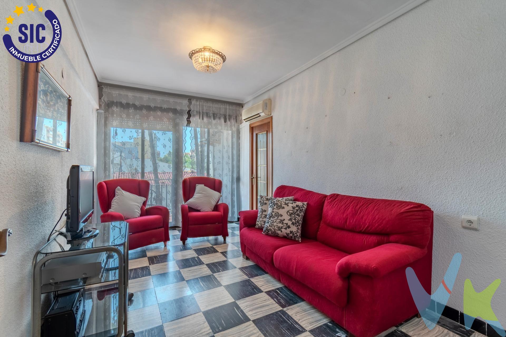 🏖️ ¡Descubre tu nuevo hogar en Castellón, a solo 200 metros del mar ! Este encantador piso ubicado en el vibrante Puerto de Castellón es una oportunidad única que no querrás dejar pasar. Con un precio atractivo , la propiedad conserva su estilo original pero ofrece infinitas posibilidades para actualizarla y modernizarla según tus gustos personales. 🌞 Su orientación norte-sur garantiza luz natural durante todo el día, creando un ambiente cálido y acogedor en cada rincón del hogar. El espacio se distribuye cómodamente con tres habitaciones: una doble, ideal para descansar plácidamente 🛏️ y dos sencillas, perfectas como oficinas o cuartos infantiles 👶🧸; además dispone de un baño práctico equipado correctamente 🚽🚿 . ¡No pierdas esta ocasión dorada donde los días soleados te esperan justo al cruzar la calle hacia la playa!. Solicita una visita y descubre tu refugio cerca del mar. 