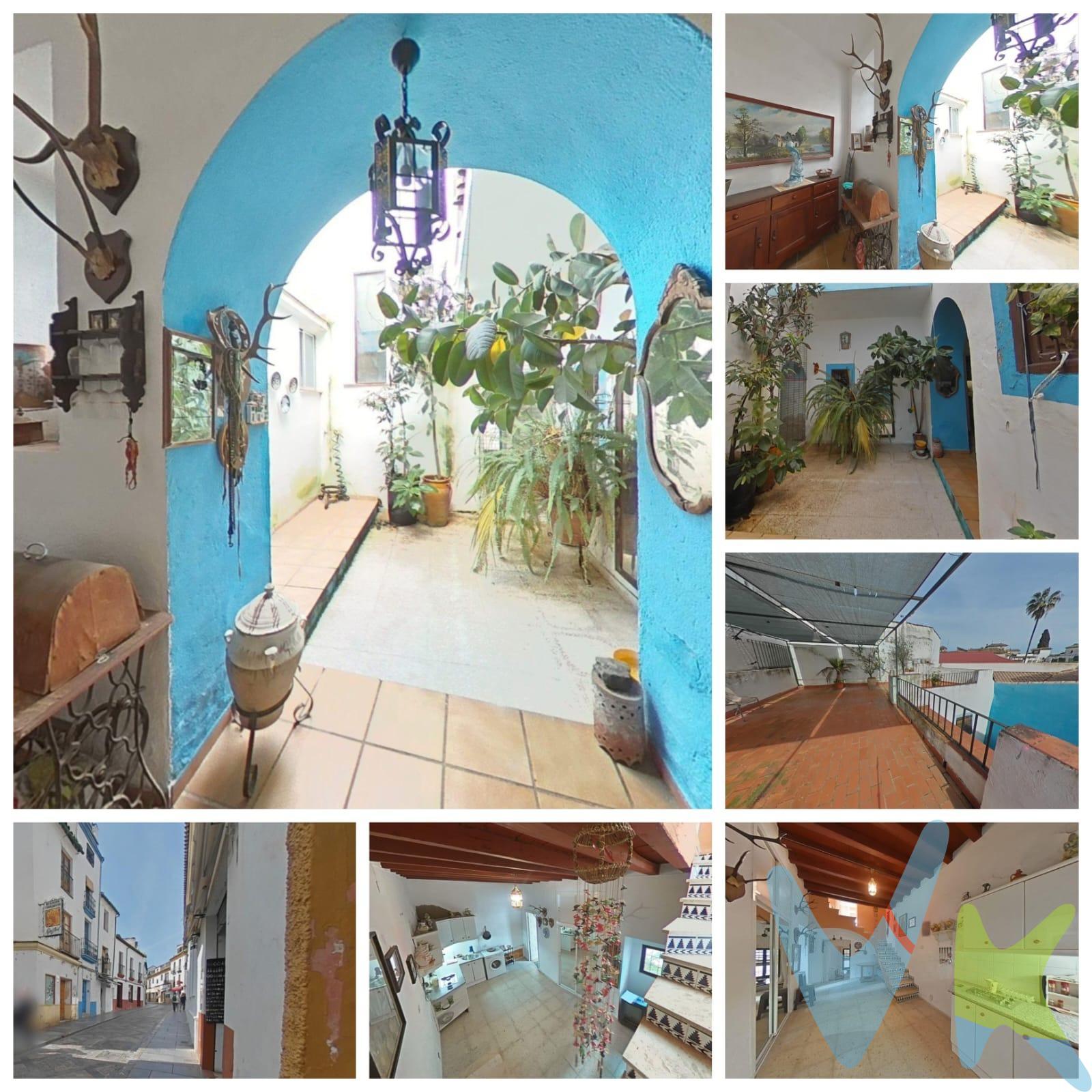 🏡 Encanto Andaluz en la Judería de Córdoba: Imagina despertar cada mañana con el sonido de las campanas de la Mezquita-Catedral, y el suave trote de los caballos que recorren las calles empedradas de la Judería. Ésta propiedad única te ofrece la oportunidad de vivir y compartir la esencia de Córdoba, en una ubicación privilegiada a pocos pasos de la Mezquita, la Plaza del Potro y la Ribera. Vivienda con Potencial Residencial y Comercial, ésta propiedad ofrece una oportunidad única para quienes buscan vivir o invertir en una de las zonas más emblemáticas de Córdoba. ✨ CARACTERÍSTICAS DESTACADAS ✨. 🏗️Superficie construida: 187 m² distribuidos en diferentes alturas. 📌Distribución actual: Tres viviendas unidas, con posibilidad de restaurar su configuración original y revertirlas a tres unidades independientes. 🏘️Espacios exteriores: Patio andaluz, balcones y azotea a dos alturas, ideales para disfrutar del clima cordobés. 💥Local comercial: En  planta baja, con acceso independiente. 📍Ubicación privilegiada: En pleno centro histórico, con alta afluencia turística durante todo el año. 📈 Potencial de inversión: La versatilidad de esta propiedad permite adaptarla a diversos proyectos. Dada su ubicación y características, ofrece múltiples posibilidades para quienes buscan una inversión con encanto y proyección. 🎯Entorno atractivo: Rodeada de restaurantes reconocidos como El Jaular, La Tranquera, Garum y La Gula, y a pocos pasos de los baños árabes Hammam, esta propiedad se encuentra en una zona con una rica oferta cultural y gastronómica, lo que incrementa su atractivo tanto para residentes como para visitantes. 📞 Contáctanos para más información y agenda tu visita. Descubre todo lo que esta joya en la Judería tiene para ofrecerte. . El comprador tendrá un coste adicional de un 2% más IVA del precio de venta final, por el servicio de gestión, asesoramiento y formalización del proceso de compra. Este importe no está incluido en el precio publicado en venta. INFORMACIÓN ADICIONAL. Para cumplir con la normativa vigente tenemos a disposición del cliente el Documento de Información Abreviada D. I. A. Los precios indicados pueden sufrir alteraciones sin previo aviso. Los GASTOS DE LA COMPRA serán según ley (Notaria, Registro e Impuestos) y no están incluidos en el precio señalado.
