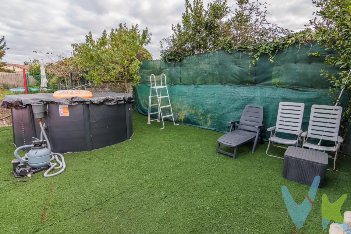 Casa en venta zona Santa Barbara Gijón.¡Vive en la casa de tus sueños! Exclusiva casa diseñada para el máximo confort y disfrute en Gijón.Presentamos esta propiedad que destaca por su excelente aprovechamiento de espacios y sus zonas de ocio exterior. Una vivienda perfecta para quienes buscan calidad de vida y privacidad sin renunciar a estar cerca de la ciudad.Disfruta de una amplia terraza con diseño moderno, ideal para reuniones y momentos de relax. La propiedad cuenta con una versátil casa de aperos que ha sido inteligentemente habilitada como un estudio independiente. Este espacio multifuncional incluye una pequeña cocina y una zona de estar.Espectacular piscina para los meses de verano. El espacio exterior un verdadero lujo.Espacioso salón-comedor conectado con una cocina equipada, un detalle a tener en cuenta es la cocina de leña o carbón que aporta calidez y un toque rustico.La vivienda cuenta con 4 dormitorios, el dormitorio principal ofrece el lujo de un impresionante vestidor totalmente equipado, diseñado para la organización y el confort.Baño completo con plato de ducha con ventana.La planta superior esta perfectamente acondicionada como un espacio diáfano abuhardillado. Actualmente habilitado como habitación, ofrece infinitas posibilidades, sala de cine, juegos, o estudio.Disfruta de una calidad de vida superior gracias a las completas y exclusivas zonas comunes de esta comunidad diseñadas para el ocio, el deporte y las reuniones sociales.Gimnasio comunitario totalmente equipado. Salón Social / Sala de eventos. Un espacioso salón diáfano perfecto para celebrar cumpleaños, reuniones etc.. Muy buena ubicación.A tan solo 10 minutos caminando de El Corte Ingles.La vivienda esta convenientemente comunicada gracias a las paradas de autobús cercanas que ofrecen conexiones directas con el centro de Gijón y otras zonas claves.El rápido acceso a las principales vías de comunicación facilita la entrada y salida de la ciudad.No dudes en contactarnos para agendar una visita y descubrir todo lo que esta propiedad puede ofrecerte.PRECIO DE VENTA SIN GASTOS NI IMPUESTOS INCLUIDOS: El precio de venta no incluye gastos de notaría, registro de la propiedad, gestoría, ni el Impuesto de Transmisiones Patrimoniales (ITP) o el IVA/AJD. 