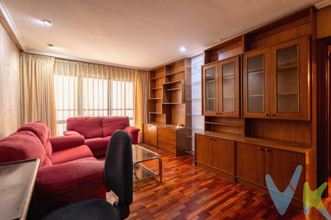  ¡Bienvenidos a su nuevo hogar en el corazón vibrante de Gijón! Les presentamos un magnífico piso en venta, ubicado en la codiciada zona de La Arena. Esta propiedad destaca por su excelente ubicación y , siendo una oportunidad única para aquellos que buscan un piso bien situado muy cerca de la playa.Esta vivienda, situada en la séptima planta de un edificio construido en 1968, ofrece la comodidad de vivir en una planta alta. El piso cuenta con 53.9 metros cuadrados útiles, distribuidos de forma eficiente en dos habitaciones, proporcionando espacio suficiente para parejas o familias. La superficie total construida asciende a 63.3 metros cuadrados, garantizando que cada rincón de esta propiedad se aproveche al máximo.La localización es ideal para aquellos que desean disfrutar de la ciudad sin renunciar a la tranquilidad. La Arena es conocida por su ambiente acogedor, con todos los servicios necesarios a su alcance. Desde tiendas y restaurantes, hasta colegios y centros de salud, todo lo que pueda necesitar está a pocos minutos de su nuevo hogar.El transporte público es otro de los puntos fuertes de esta propiedad. La cercanía de las paradas de autobús facilita moverse por Gijón de forma rápida y sencilla, lo que resulta ideal tanto para quienes trabajan en la ciudad como para aquellos que desean explorar sus alrededores.El piso, necesita una reforma para ponerlo al día,  pero la distribución eficiente y funcional del espacio permite diversas opciones de redistribución que se ajustan a cualquier estilo y necesidad. Además, las tres habitaciones ofrecen la flexibilidad de adaptarse a las diferentes situaciones familiares, cumpliendo con todas sus expectativas de vivienda.Si buscan un hogar  o una segunda residencia con una ubicación excelente, este piso en La Arena es exactamente lo que están buscando. Su atractivo tanto para inversión como para vivir hace de esta propiedad una opción segura y atractiva.Les invitamos a visitarlo para experimentar personalmente todas sus ventajas. Pónganse en contacto para programar una visita. No pierdan esta oportunidad única de adquirir una propiedad que podría convertirse en su próximo hogar en Gijón. ¡Esperamos su llamada!En el precio no están incluidos el 8% del impuesto de transmisión patrimonial ni los gastos de registro y de notaría.