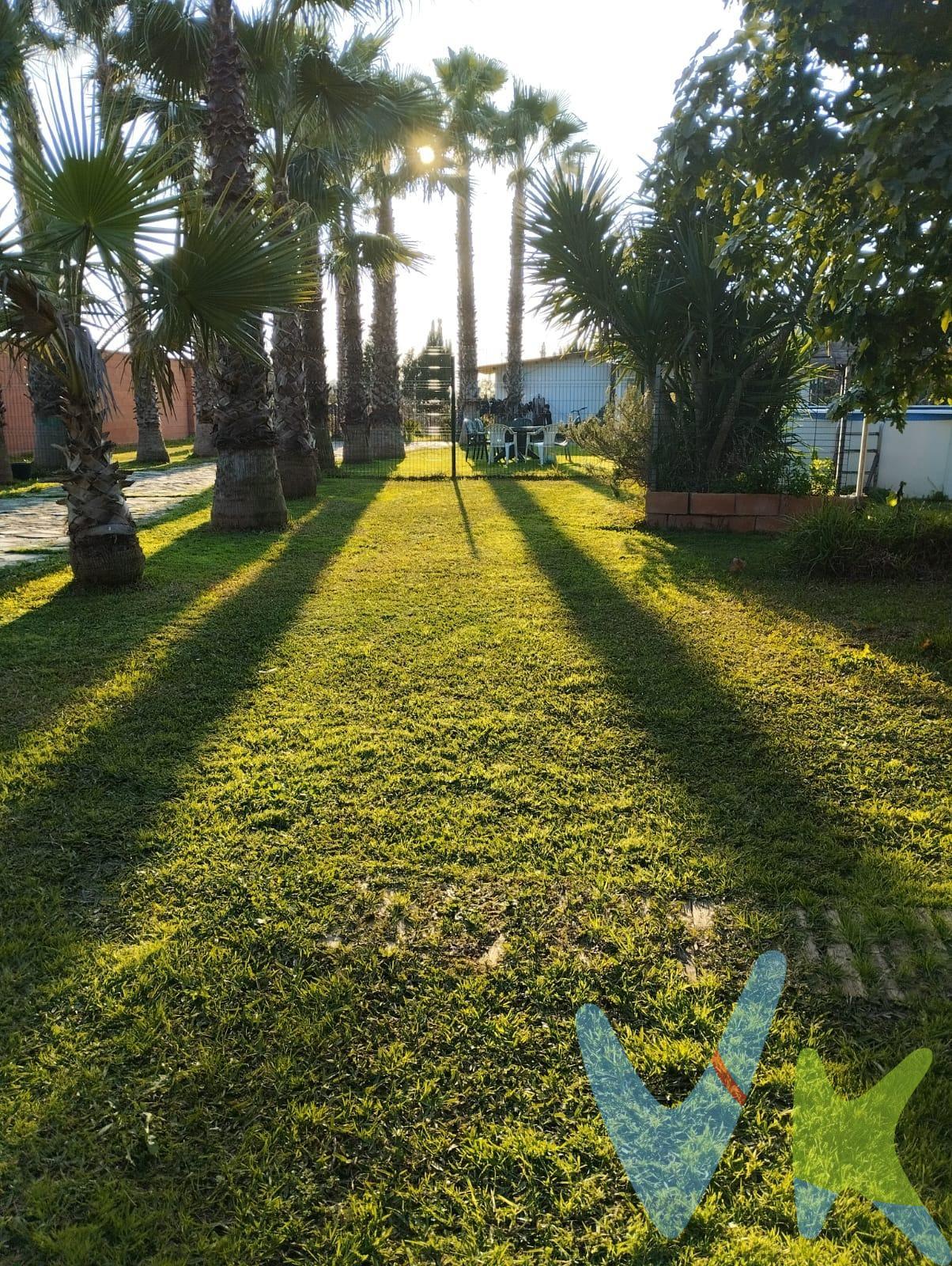 Gran parcela en Urbanización Los Pinos de La Algabarra!!. La parcela consta de 2.500m2, en ella tenemos una bonita casa de 85m2 construidos de estilo rústico,  con muy buena distribución. El salón es de paso, amplio, cómodo y confortable. La cocina está abierta al salón y se encuentra amueblada, muy cómoda y práctica. La casa consta de dos dormitorios y un baño con placa de ducha. En el exterior tenemos un amplio porche cubierto con zona de barbacoa y barra para disfrutar de estupendas reuniones con la familia y amigos. En el jardín tenemos una bonita casa de madera que consta de salón-estar-dormitorio, cocina y baño,  perfecta para los invitados. Una amplia zona de descanso con terraza y piscina portátil, zona de huerto y otra con árboles frutales, riego automático, cuarto lavadero-trastero y zona para aparcar hasta cuatro coches. Las ventanas son de aluminio lacado en blanco, las puertas de madera y el suelo rústico. Dispone de aire acondicionado mediante splits independientes. Parcela cerrada con bloques de hormigón color salmón. Exterior y muy luminosa, en Urbanización privada a tan solo 30 minutos de Sevilla, con fácil acceso por carretera. Solicite más información sin compromiso!!. Informamos a nuestros clientes compradores que el precio de venta no incluye lo siguiente: Honorarios de la agencia inmobiliaria, Impuestos (I.T.P., I.V.A. o A.J.D., en su caso) ni otros gastos de la compraventa (gastos de Registro de la Propiedad, Notaría, Gestoría ni de posible Financiación). Documento F.I.S. a disposición del consumidor según Decreto 218/2005 Junta de Andalucía. . . . . 