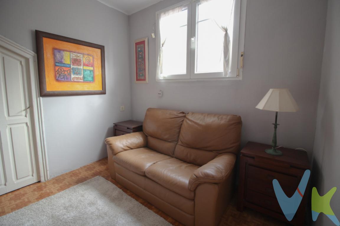 ¡Oportunidad en Gijón! Bajocubierta con encanto en Laviada, el equilibrio perfecto entre inversión y hogar.Si buscas la independencia de vivir en un ático o una rentabilidad asegurada, esta vivienda de 54 m² es para ti. Ubicado en una de las zonas más dinámicas y mejor comunicadas de la ciudad, este espacio destaca por su luminosidad y una distribución optimizada para el máximo confort.Lo mejor de este Bajocubierta:Ubicación estratégica: En pleno barrio de Laviada, rodeado de todos los servicios (comercios, restauración, buses) y a un paso del centro.Ideal para singles, parejas o inversores. ¿Vienes a verlo? Las oportunidades así vuelan.Privacidad: Al ser la última planta, disfruta de mayor tranquilidad y vistas despejadas.Extra de espacio: Incluye trastero, la solución perfecta de almacenaje.Comodidad total: Edificio con ascensor y acceso sin barreras.Distribución inteligente: Habitación amplia y salón lleno de luz natural.Gastos e impuestos no incluidos en el precio. A título orientativo, en segundas transmisiones, el comprador abonará el Impuesto sobre Transmisiones Patrimoniales (ITP). Para consultar los porcentajes del ITP en Asturias puede hacerlo a través de la web oficial de servicios tributarios del Principado de Asturias https://sede.tributasenasturias.es/sites/sede/default/es_ES/Que-quieres-hacer/Transmisiones-Patrimoniales-y-AJD. La base imponible será el mayor valor entre precio de compraventa, tasación o valor de referencia catastral. Gastos de notaría y registro según aranceles variables según precio, número de copias y complejidad.  El comprador escoge libremente notario. El vendedor asume la plusvalía y el resto de gastos son del comprador. Si se precisa hipoteca: Tasación, condiciones y costes bancarios según entidad elegida por el comprador; así como los gastos de gestoría y cualesquiera otros inherentes a la formalización de la compraventa. De acuerdo con la ley, no se incluyen en el precio otros gastos o tributos que legalmente correspondan al comprador. Honorarios de intermediación inmobiliaria a cargo del vendedor y honorarios de mediación inmobiliaria del 2% más I.V.A. con un mínimo de 2.000 + IVA a cargo del comprador. El consumidor tiene derecho, conforme a la normativa vigente, a disponer de información y documentación adicional relativa al inmueble y condiciones de la compraventa, accesible en la sede física o mediante correo electrónico de la Agencia cuyos datos de contacto aparecen en la página web. La agencia actúa exclusivamente como intermediaria en la operación. Cualquier compraventa y sus condiciones quedan sujetas en todo caso a la aceptación expresa del vendedor del inmueble y a la posterior formalización del correspondiente contrato. El presente anuncio tiene carácter meramente informativo; la información suministrada se corresponde con la disponible a la fecha de publicación, pudiendo variar en función de las circunstancias o actualizaciones legales, contractuales y fiscales.