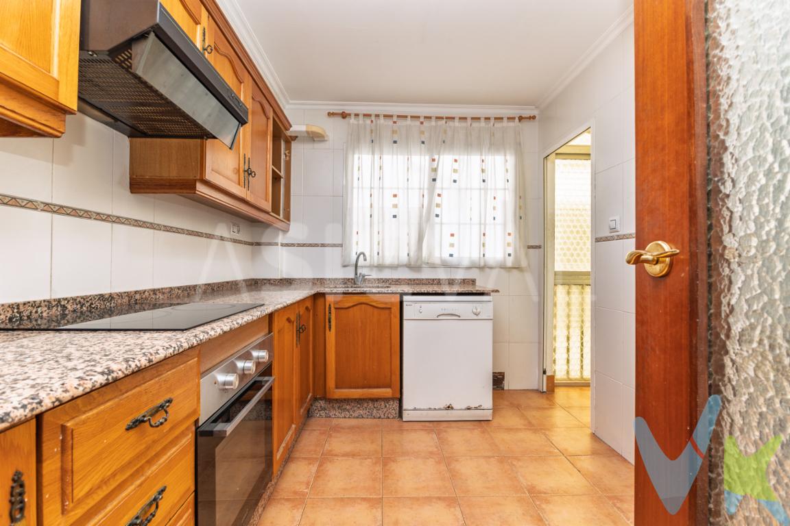 Vivienda ubicada en PLENO CORAZÓN DE ALDAIA: PLAZA DEL AYUNTAMIENTO. Centro del pueblo donde se viven los principales eventos, fiestas y tradiciones de Aldaia. Rodeada de todos los servicios necesarios: transporte público (paradas de autobús y próxima a estación de tren), colegio e instituto, comercios de barrio, supermercados, zonas verdes. . A 7minutos del CC Bonaire y con buen acceso a Valencia. FINCA SEÑORIAL CON ASCENSOR EN PLAZA DEL AYUNTAMIENTO. DISTRIBUCIÓN DE LA VIVIENDA: 102mts²  construidosrecibidor ampliodespensa/trastero1 habitación doble CON armario empotradohabitación doble1 baño con ducha (ventana)1 aseo (con espacio para plato de ducha pequeño)cocina independiente ampliagaleríasalón comedor amplio EXRTERIOR, con salida a balcón amplio. (ESPECTACULAR VENTANAL A LA CALLE)BALCÓN AMPLIO: A LA PLAZA DEL AYUNTAMIENTO1 habitación individual con acceso desde salón CALIDADES DE LA VIVIENDA:Finca señorial CON ascensor y rampa muy suavesuelo terrazoventanas aluminio/hierrocalentador eléctricosuministros de alta LA VIVIENDA, EN FINA SEÑORIAL CON ASCENSOR, CUENTA CON UNA UBICACIÓN PRIVILEGIADA EN ALDAIA. ES AMPLIA Y CÓMODA. IDEAL PARA ENTRAR A VIVIR O REFORMAR A GUSTO. - LOS IMPUESTOS, GASTOS DE NOTARÍA, REGISTRO Y GASTOS DE AGENCIA NO ESTÁN INCLUIDOS EN EL PRECIO DE VENTA 