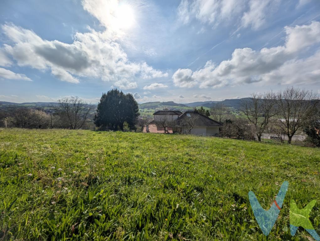 Terreno en venta en la zona alta de Meruelo, Cantabria - Vista panorámica y ubicación privilegiadaDescubra esta excepcional oportunidad de inversión en la zona alta de Meruelo, Cantabria. Este terreno de aproximadamente 2.000 m² ofrece una ubicación estratégica con vistas panorámicas y un entorno natural incomparable, ideal para construir la casa de sus sueños o como una inversión inmobiliaria de alto potencial en una de las zonas más codiciadas de Cantabria.Características DestacadasRealizada consulta al Ayuntamiento para conocer las posibilidades de este terreno.No deje escapar esta oportunidad excepcional. Contáctenos hoy mismo para obtener más información y programar una visita a su futuro hogar.Ubicación Privilegiada: Situado en la zona alta de Meruelo, con vistas espectaculares.Excelente Conectividad: Acceso rápido a la autovía que conecta Santander con Bilbao.Entorno Tranquilo y Natural: Ideal para disfrutar de la serenidad del campo cántabro.Actividades Recreativas: La ubicación privilegiada del terreno ofrece una amplia gama de actividades al aire libre. Disfruta de senderismo por los hermosos paisajes cántabros, ciclismo por rutas escénicas o relájate en las playas cercanas de Ajo, Isla y Noja, donde puedes practicar deportes acuáticos como surf o paddle surf. La diversidad de opciones recreativas asegura que siempre habrá algo emocionante que hacer.Proximidad a Servicios: Este terreno se encuentra a pocos minutos de supermercados, colegios y centros de salud, lo que lo convierte en una opción ideal para familias que buscan comodidad y accesibilidad. La cercanía a servicios esenciales garantiza que tendrás todo lo que necesitas al alcance de la mano.