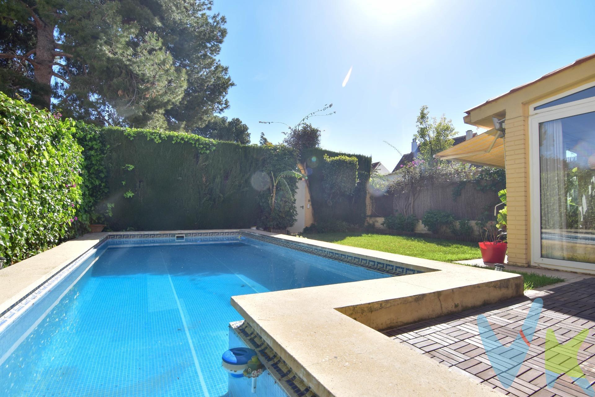 Se vende magnífica vivienda ideal para familias que buscan espacio, comodidad y calidad de vida. Esta propiedad cuenta con 5 amplias habitaciones, perfectas para adaptarse a todas tus necesidades, ya sea como dormitorios, despacho o zona de ocio. La casa dispone de un hermoso jardín privado, ideal para disfrutar al aire libre, organizar reuniones o simplemente relajarse en un entorno tranquilo. Además, cuenta con una estupenda piscina, perfecta para los días soleados y para crear momentos inolvidables con familia y amigos. La vivienda destaca por su luminosidad, amplitud y distribución funcional, ofreciendo un ambiente acogedor en cada rincón. Es una oportunidad única para quienes desean vivir en un entorno privilegiado sin renunciar al confort. No dejes pasar esta oportunidad y ven a descubrir tu próximo hogar. Nota: Agencia Registrada con el Nº 1395 en el Registro Obligatorio de Agentes Inmobiliarios de la Comunitat Valenciana, consultable en la web de la Generalitat Valenciana. La oferta está sujeta a cambios de precio o retirada del mercado sin previo aviso. La información contenida en el presente anuncio se facilita a título meramente informativo y no contractual, los datos, descripciones, superficies, imágenes y cualquier otro contenido del mismo pueden estar sujetos a errores u omisiones al ser facilitados por terceros. El precio de venta publicado no incluye los honorarios de intermediación inmobiliaria, ni los impuestos legalmente aplicables (IVA o ITP), ni los gastos derivados de la compraventa, tales como notaría, registro y gestoría, ni aquellos derivados de la financiación, en caso de existir. Por mandato expreso del propietario, este inmueble se comercializa en régimen de exclusiva, garantizando al interesado un acceso completo a la información y una gestión profesional, transparente y sin interferencias de terceros. Se ruega no molestar al propietario, a los ocupantes del inmueble ni a los vecinos. Agentes inmobiliarios con cliente interesado pueden contactar con la agencia para colaborar. Nuestro departamento financiero puede conseguir tu financiación. ¡Consúltanos!