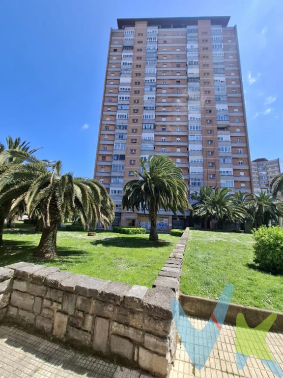 Vemos esta propiedad como el inicio de un camino a recorrer en familia, en pareja o para quien quien necesite un espacio de trabajo o estudio en casa. Repleto de posibilidades y de momentos por vivir.Se trata de una vivienda completamente exterior, con altura, muchísima luz, vistas despejadas y muy buena orientación. Se compone de 3 dormitorios, sala, cocina independiente, baño con ventana y despensa. Dispone de una galería acristalada.El edificio dispone de ascensor, la calefacción y el agua caliente sanitaria se suministran por gas. Está enclavado en un barrio con mucha vida, comercio de proximidad, restauración, colegios, centro de salud y zonas verdes. La proximidad de paradas de autobús permite un fácil acceso al transporte público, facilitando así el desplazamiento hacia cualquier punto de la ciudad.Estamos seguros que os gustará, lo vemos?En el precio del inmueble no se incluyen los gastos de Notaría, Registro e Impuestos asociados a la operación.