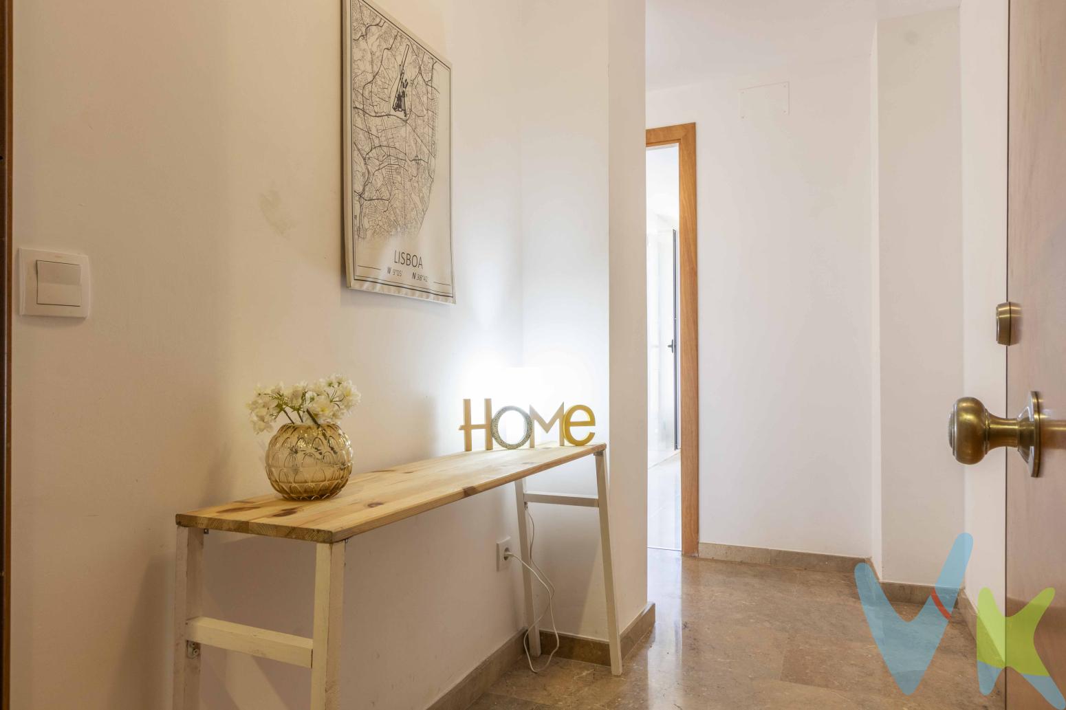 Entorno tranquilo con vistas despejadasEste piso se encuentra en Emperador, en una zona muy tranquila y agradable, con vistas directas a la huerta. La orientación y el entorno aportan mucha luz y una sensación de amplitud poco habitual, ideal para quienes valoran un ambiente relajado y natural.Distribución cómoda y bien aprovechadaLa vivienda dispone de 3 habitaciones, una de ellas con baño en suite. Las otras dos habitaciones tienen buen tamaño y comparten un segundo baño completo, ambos en muy buen estado.El salón-comedor es amplio y luminoso, con espacio para zona de estar y comedor, y con vistas despejadas que aportan un plus de tranquilidad. La cocina es independiente y funcional, con buena capacidad de almacenaje y encimera amplia para cocinar con comodidad.Estado seminuevo, para entrar a vivirEl piso está seminuevo y bien conservado.  Listo para entrar a vivir. Incluye plaza de garajeLa propiedad se vende con plaza de garaje incluida en el mismo edificio, lo que facilita el aparcamiento diario y aporta comodidad adicional.Vivienda práctica con vistas y buen estadoUna opción muy completa para quienes buscan una vivienda lista para entrar, con buenas calidades, distribución funcional y el valor añadido de las vistas despejadas a la huerta.¿Quieres visitarla? Contáctanos y agenda una cita para conocerla sin compromiso.