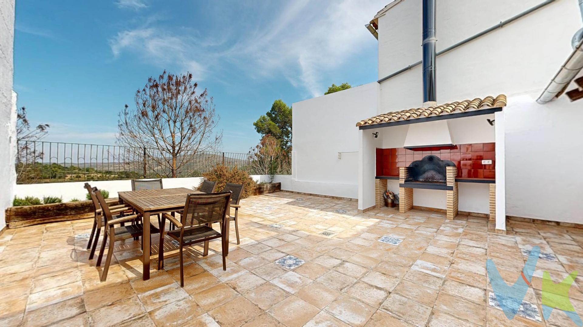 Espectacular casa en el centro del pueblo de Anna para entrar a vivir. 

Este es el refugio y la vivienda puramente mediterránea que estabas buscando.

Imagina despertar cada día en el corazón de Anna, rodeado de la serenidad, la luz y los colores únicos de la comarca de la Canal de Navarrés, al abrigo de la imponente Sierra de Enguera, colándose por sus amplios ventanales. Esta casa de pueblo de dos plantas, reformada con mimo y materiales escogidos por su calidad, te recibe con una calidez que se siente nada más acceder a ella. Techos altos, vigas de madera vista, terrazas con vistas espectaculares, amplias estancias muy bien distribuidas entre sus dos plantas, con zonas de salón distribuyendo sus tres habitaciones.

Cuenta con tres dormitorios dobles que rebosan energía y personalidad, invitándote a soñar y disfrutar de la paz que sólo un hogar así puede ofrecer. La cocina con zona de comedor anexa es el escenario perfecto para largas sobremesas, risas y nuevas recetas compartidas bajo techos altos y ventanas que dejan entrar la brisa mediterránea. Dos baños completos facilitan el día a día, cada uno en su planta respectiva.

Desde el comedor de la zona de cocina, se accede a su espectacular terraza principal, un oasis privado orientado a la sierra, ideal para gozar de veladas al aire libre, organizar barbacoas en su enorme paellero con zona de bancadas amplias y fregadero anexa, y contemplar los atardeceres mientras el sol tiñe las montañas de tonos dorados.

En el piso superior, otra zona de salón con terraza auxiliar igualmente orientada a la Sierra de Enguera te espera para momentos de desconexión o desayunos con vistas infinitas, y desde dicho salón da acceso a sus dos habitaciones de la planta superior.

Esta vivienda destila paz, energía positiva y esa mezcla de estilos, colores y texturas que transforma cada rincón en un lugar acogedor, especial para quienes valoran la autenticidad mediterránea.

Cuenta con chimenea de leña en cassette, que además se acondicionado para irradiar su calidez en la planta superior, y con calefacción por radiadores en toda la vivienda y agua caliente por caldera de gasoil, además de contar con splits de aire acondicionado en ambas plantas. Zona de despensa y lavadero junto a cocina. Toda la vivienda fue reformada íntegramente en 2019, lo que garantiza la idoneidad de todas sus instalaciones recientes, incluso con el doblado de paredes bajas y respiración para evitar capilaridades y humedad en planta baja. ¡Es una vivienda completamente lista para entrar a vivir sin más preocupaciones y para disfrutarla a tope!
 
Anna es una localidad llena de historia y patrimonio, famosa por su lago, la Albufera, sus cascadas y rutas senderistas, y también por su Palacio de los Condes de Cervellón y la riqueza natural de su entorno. El pueblo dispone de todos los servicios: supermercados, farmacia, centros escolares, instalaciones deportivas, restaurantes, bares con terrazas y todo tipo de tiendas de proximidad. La conexión por transporte público incluye varias líneas de autobús hacia Xátiva y Valencia, lo que facilita la movilidad y el acceso a servicios complementarios y hospitales. Un enclave tranquilo pero bien comunicado, ideal para familias y quienes buscan calidad de vida.
 
Por mandato expreso del propietario, comercializamos este inmueble en exclusiva, lo que le garantiza un servicio de calidad, un trato fácil, sencillo y sin interferencias de terceros. Por este motivo, se ruega no molestar al propietario, a los ocupantes de la propiedad, a los vecinos si los hubiera. Muchas gracias por su comprensión.

La oferta está sujeta a cambios de precio o retirada del mercado sin previo aviso. Este anuncio en su conjunto, incluyendo textos, fotos, imágenes o cualquier otro contenido de este, no es vinculante dado que la información es ofrecida por terceros y puede contener errores. Se muestra a título informativo y no contractual. Las medidas, superficies y diseño del plano facilitado son meramente orientativas. "El precio NO INCLUYE los gastos de corretaje inmobiliario, impuestos (IVA, ITP, AJD), plusvalía, notaría y registro”.

