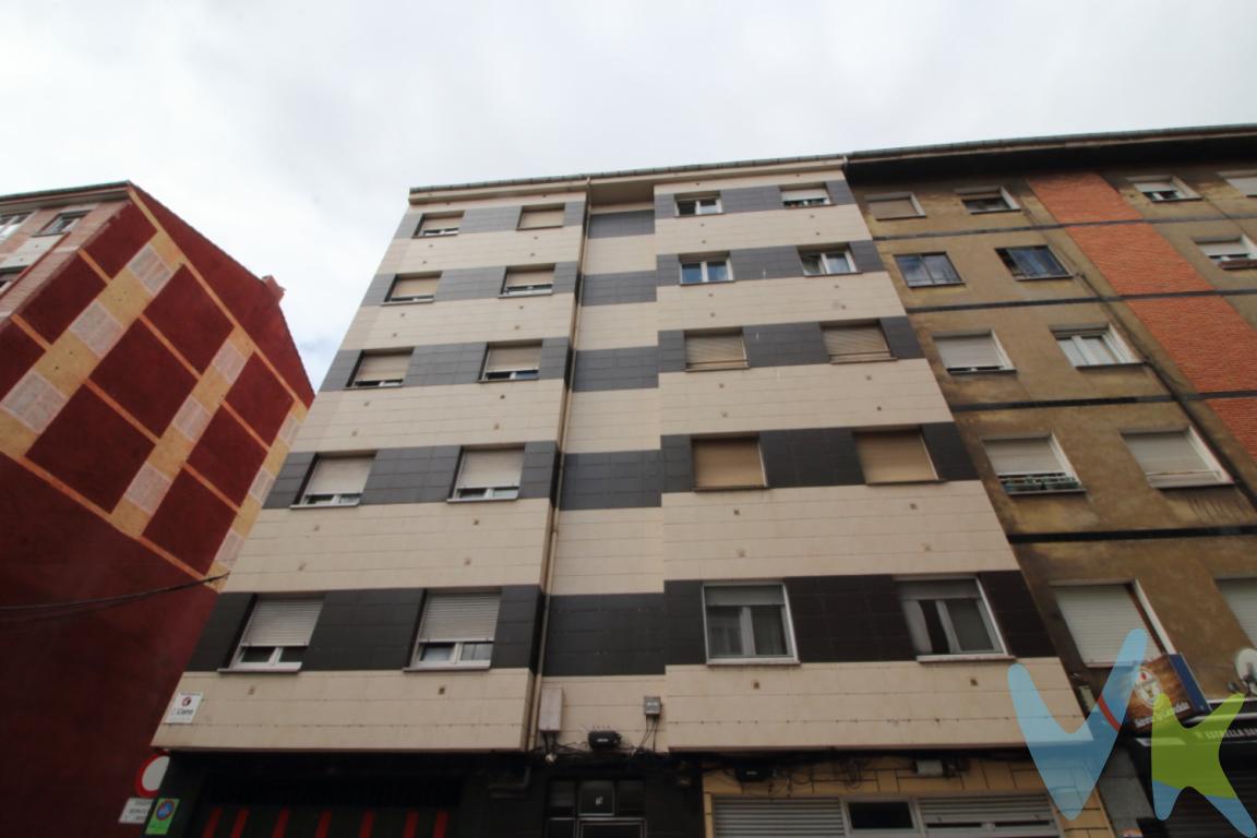 Este precioso piso se vende total y recientemente reformado, a estrenar, a excepción de la cocina, debido a que se está realizando la obra para colocar el ascensor y será por ésta el acceso a la vivienda. Situada en un edificio de fachada rehabilitada, se distribuye en un luminoso salón, dos amplios dormitorios, una gran cocina y baño equipado con ducha y mampara. Las ventanas son de aluminio climalit , las puertas, lacadas en blanco así como los zócalos, lo que le da luz y amplitud a la vivienda. En el mismo edificio tiene disponible también un trastero muy práctico y amplio. En un breve plazo de tiempo se finalizará la obra del ascensor, lo que hará a ésta bonita vivienda aún más cómoda.Próxima a la Playa de Poniente, está rodeada de todo tipo de servicios y muy buen comunicada. Contamos con más de 35 años de experiencia acreditada y nuestro objetivo es garantizarle un servicio de compra humano, ético, de calidad, fácil y seguro. Nuestro equipo lo integran agentes con la titulación AIR (Agente Inmobiliario Registrado), somos CRS (Council of Residential Specialist) y API. (Agente de la Propiedad Inmobiliaria Colegiado nº248). Contamos con un seguro de Caución que nos permite garantizar el depósito de las cantidades entregadas por nuestros clientes.Te ayudamos con la financiación con las mejores condiciones hipotecarias hasta el 100%.Consulte en nuestras reseñas de Google lo que opinan los clientes que ya han trabajado con nosotros.El precio NO incluye: Impuestos, gastos de Notaría, registro y honorarios de los servicios contratados por los compradores a la Agencia Inmobiliaria.