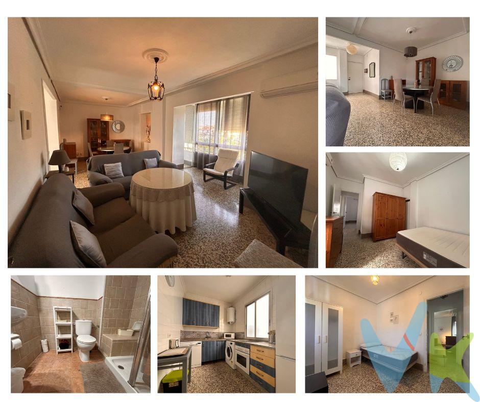 SE VENDE: 295.000 € +GASTOS. Excelente oportunidad en una 3ª planta con ascensor, totalmente optimizado tras una reforma que convirtió la distribución original de 3 dormitorios en un espacio mucho más amplio, cómodo y funcional de 2 habitaciones. Una vivienda muy luminosa, práctica y con una excelente ventilación cruzada entre sus estancias exteriores e interiores. Distribución y Estancias. Salón-comedor muy espacioso y luminoso: Al haber incorporado espacio del tercer dormitorio, el salón destaca por su amplitud. Cuenta con grandes ventanales exteriores que dan a la calle principal, llenando la estancia de luz natural. Pequeño balcón auxiliar / trastero: El salón dispone de salida a un pequeño balcón exterior aprovechado como espacio de almacenamiento extra, perfecto para enseres o productos de limpieza. Dormitorio principal (Matrimonial): Espacioso y tranquilo, con ventana orientada al patio interior, lo que garantiza un descanso apacible y libre de ruidos de la calle. Dormitorio individual: Habitación muy luminosa gracias a su ventana exterior con vistas a la calle principal. Cocina independiente: Funcional y bien ventilada, con ventana al patio interior que le aporta luz constante. Baño totalmente reformado: De estilo moderno, equipado con acabados actuales y optimizado para el máximo confort. Características del Edificio y Extras. Comodidad de ascensor: Ubicado en una 3ª planta con ascensor de fácil acceso. Azotea practicable: El edificio cuenta con una azotea comunitaria transitable, ideal para tender la ropa al aire libre o disfrutar del sol y las vistas. Distribución optimizada: La reforma previa de 3 a 2 dormitorios permite disfrutar de zonas comunes mucho más amplias y espaciosas. Ideal para: Parejas, pequeñas familias o inversores que busquen una propiedad cómoda, bien distribuida, con ascensor y en una ubicación con excelente iluminación natural. • Impuesto sobre Transmisiones Patrimoniales (ITP): Se aplicará el tipo impositivo vigente en la Comunidad Autónoma de Andalucía, generalmente el 7% (20.650€), sin perjuicio de tipos reducidos del 3,5%, 1,2% o 1% aplicables según las circunstancias personales del comprador o las características del inmueble). El impuesto se devenga sobre el Valor de Referencia de Catastro o el precio de venta, aquel que resulte superior. • Gastos de Notaría: Los honorarios notariales se calcularán conforme al arancel oficial regulado en el Anexo I, del Real Decreto 1426/1989, de 17 de noviembre, por el que se aprueba el arancel Notarial. • Gastos de Registro: La inscripción en el Registro de la Propiedad se facturará según el arancel oficial establecido en el ANEXO I, del Real Decreto 1427/1989, de 17 de noviembre, por el que se aprueba el arancel Notarial. • Gastos de Gestión (Gestoría): Los honorarios por la tramitación administrativa, liquidación de impuestos e inscripción registral ascienden aproximadamente a [545] € (IVA incluido). • Honorarios Agencia del Vendedor: incluidos en el PVP. • Honorarios Agencia del comprador: Se informa que existen honorarios profesionales a cargo del adquirente, en aquellos casos, en que se hubieran contratado servicios de encargo de compra. La agencia prestará los servicios de información, asesoramiento y acompañamiento previstos en el Encargo de Servicios y en el D.I.A. Si solicita servicios adicionales o personalizados, sus honorarios serán informados previamente, de forma individualizada y por escrito, conforme a la libertad de pactos y a la normativa vigente. NO VINCULADOS AL PRECIO DE COMPRA. Para una información exhaustiva sobre el funcionamiento, tipos impositivos y bonificaciones del ITP en Andalucía, puede consultar el portal oficial de la Agencia Tributaria de la Junta de Andalucía en el siguiente enlace:. https://www.juntadeandalucia.es/organismos/economiahaciendayfondoseuropeos/areas/tributos-juego/tributos/paginas/impuestos-cedidos-transmisiones.html