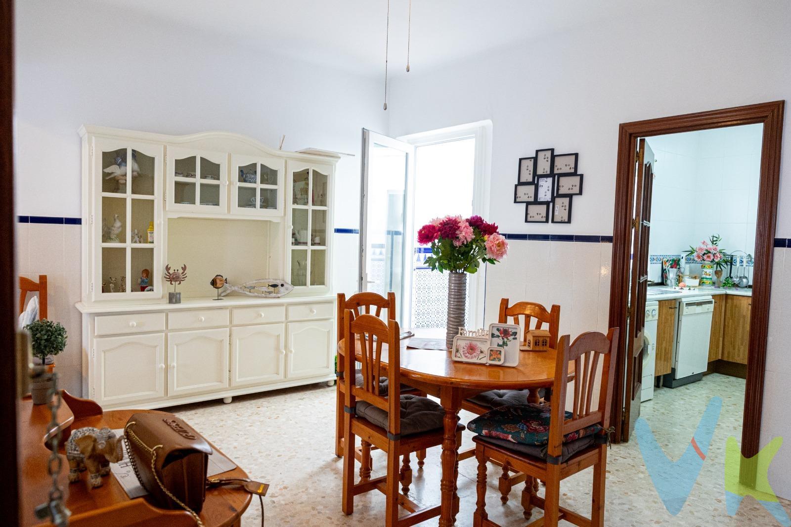 Descubre este estupendo dúplex adosado situado en el corazón de Centro-Playa Cruz del Mar, a solo unos minutos caminando de la hermosa playa. Esta vivienda independiente ofrece una combinación perfecta de cercanía y comodidad, ideal para disfrutar del estilo de vida costero. Ubicada en una calle tranquila y poco transitada, garantiza un ambiente sereno para tus momentos de descanso. La propiedad cuenta con un acogedor hall de entrada que da paso a un amplio comedor y salón iluminado por grandes ventanales que aportan luz natural durante todo el día. Además incluye cocina funcional, patinillo interior y aseo en planta baja; mientras que la primera planta alberga tres dormitorios dobles bien distribuidos junto a un baño completo. Acceso adicional mediante escaleras lleva al trastero convertible en dormitorio o espacio extra según las necesidades del comprador; esta zona también tiene salida directa a una espaciosa terraza donde podrás relajarte al aire libre. Con metros cuadrados perfectamente proporcionados y conservados listos para habitar sin necesidad inmediata de reformas—aunque siempre hay opción mejorarla según tu gusto personal. Ésta es definitivamente una oportunidad única si estás buscando comprar residencia cerca del mar. . De acuerdo con lo prevenido en el Decreto 218/2005, de 11 de octubre, se informa al cliente que los Gastos Notariales, Registrales, impuesto de transmisiones (ITP), Honorarios de intermediación, Gastos financieros, y otros gastos inherentes a la compraventa no están incluidos en el precio.  